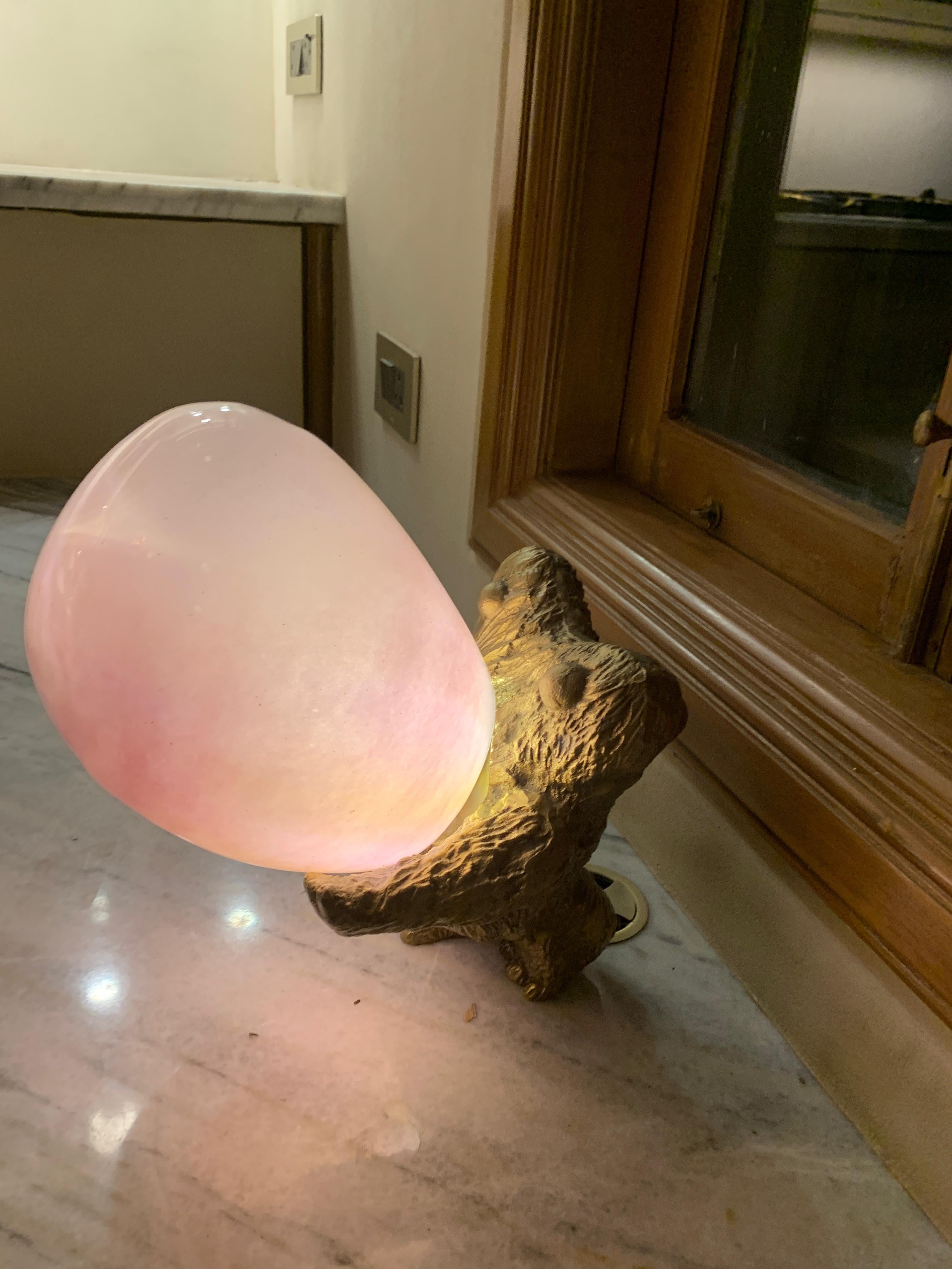 Laiton Gum Monster avec bulles de verre soufflé à la main rose et laiton texturé en vente