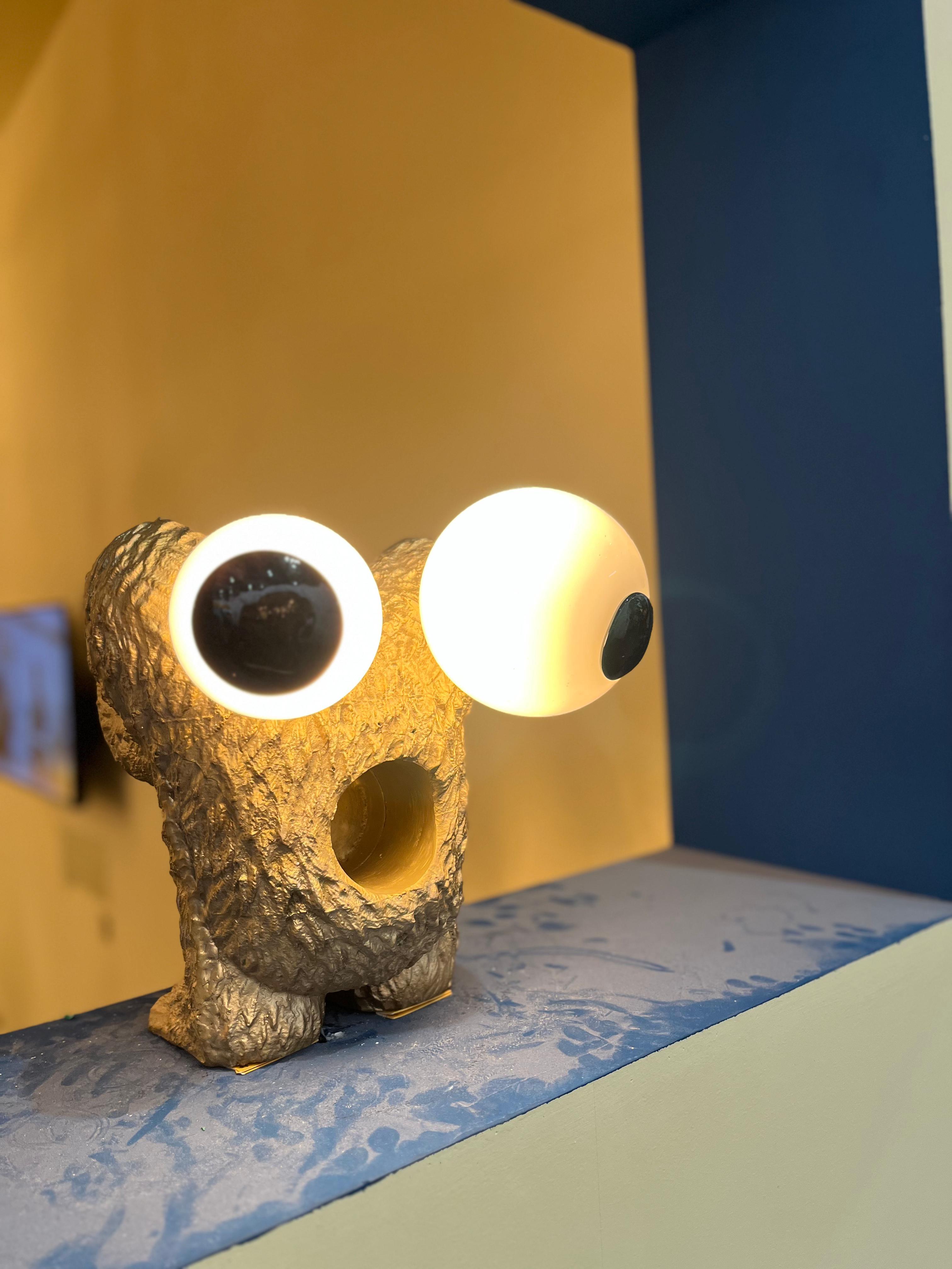 Fait main Monster Squinty avec yeux en verre soufflé à la main et laiton texturé en vente