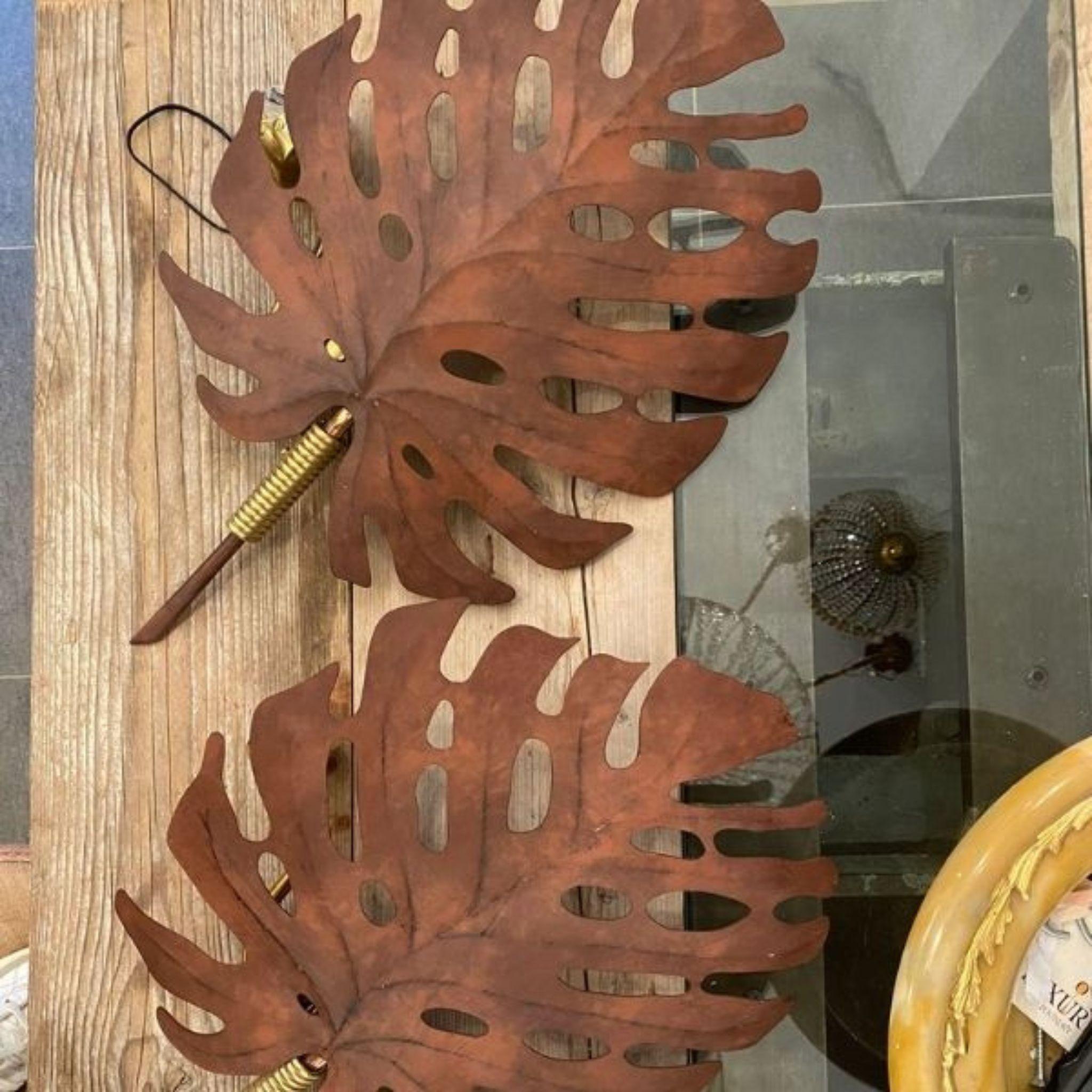 Trasforma il tuo spazio con l'incantevole applique Hortus Monstera Leaf. Disegnata dalla creativa Cecilia Pantaleo per Bronzetto e realizzata in ferro, questa squisita applique presenta intricati dettagli tagliati al laser e meticolose decorazioni