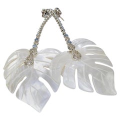 Monstera Boucles d'oreilles rivière en or blanc 18 carats et aigue-marine en nacre