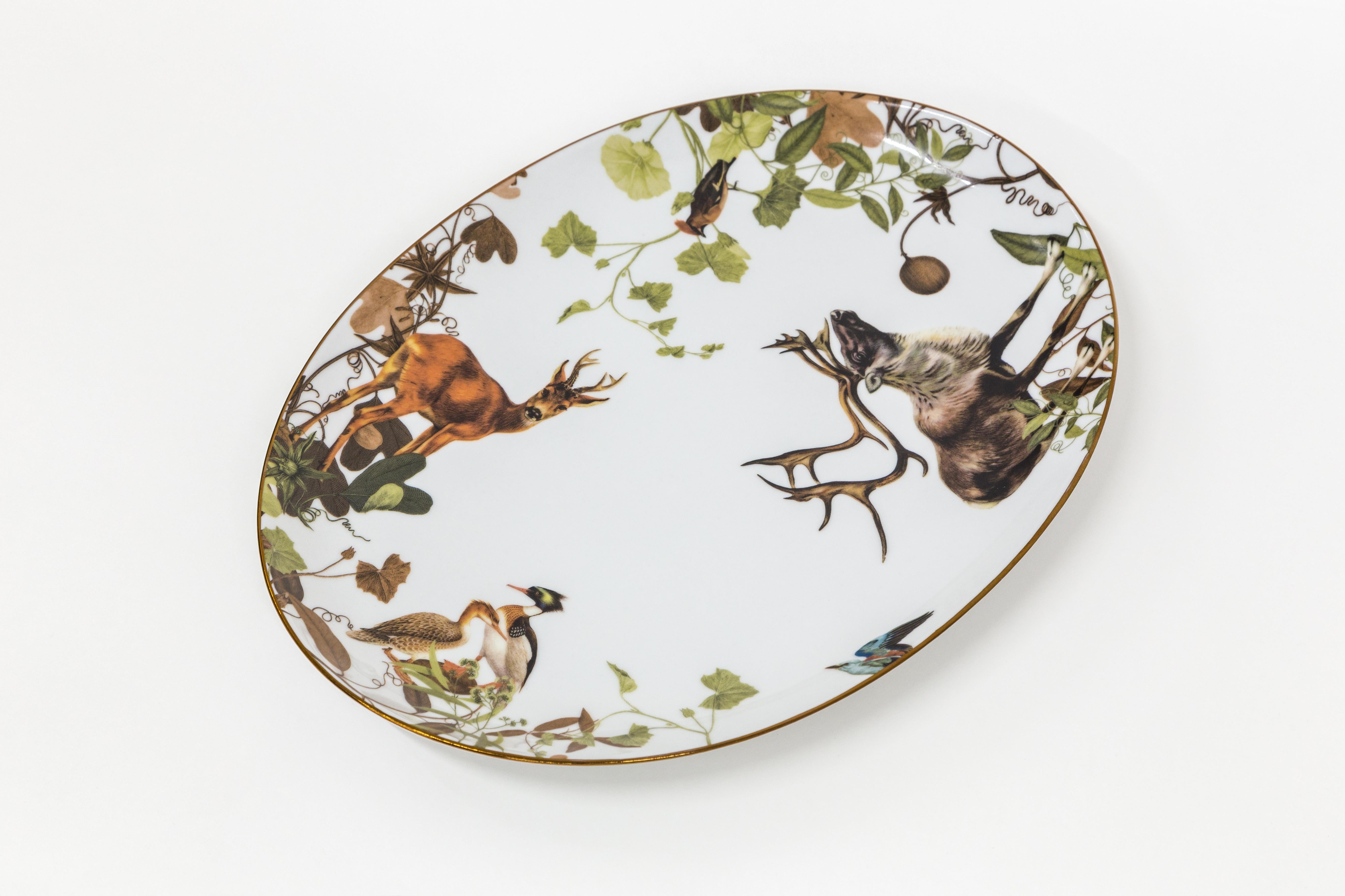 This 28x38cm oval tray is part of Mont Blanc collection by Grand Tour by Vito Nesta. The classic and versatile shape is a must-have inside any home to embellish a table or beautify a wall. Green and auburn branches are support and hiding places for