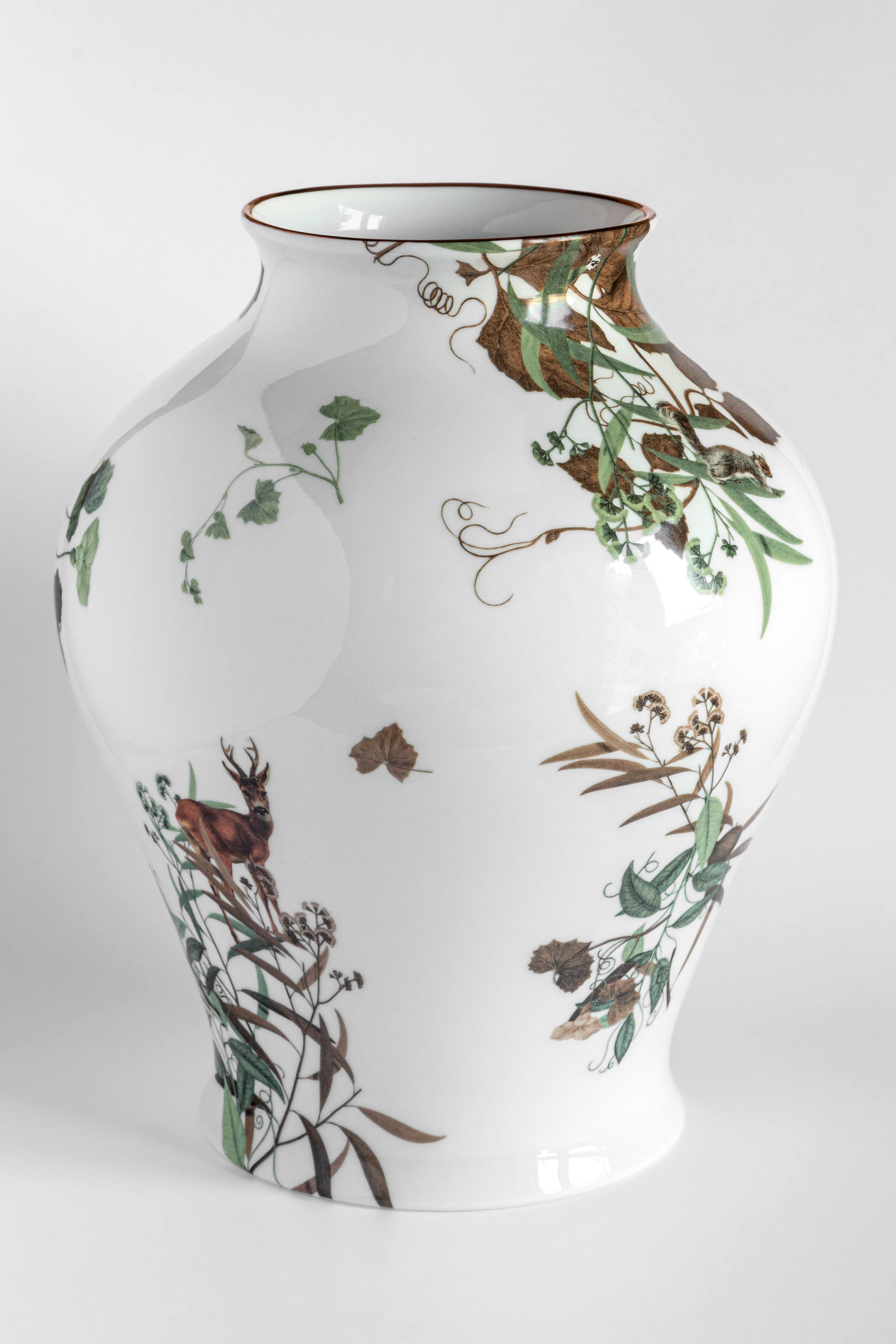 The Classic design of this porcelain vase comes back to life with retro decorations with a contemporary flavor. This vase is embellished with animals and branches inspired by the fauna and vegetation of the Italian/French Mont Blanc, in the Alpine