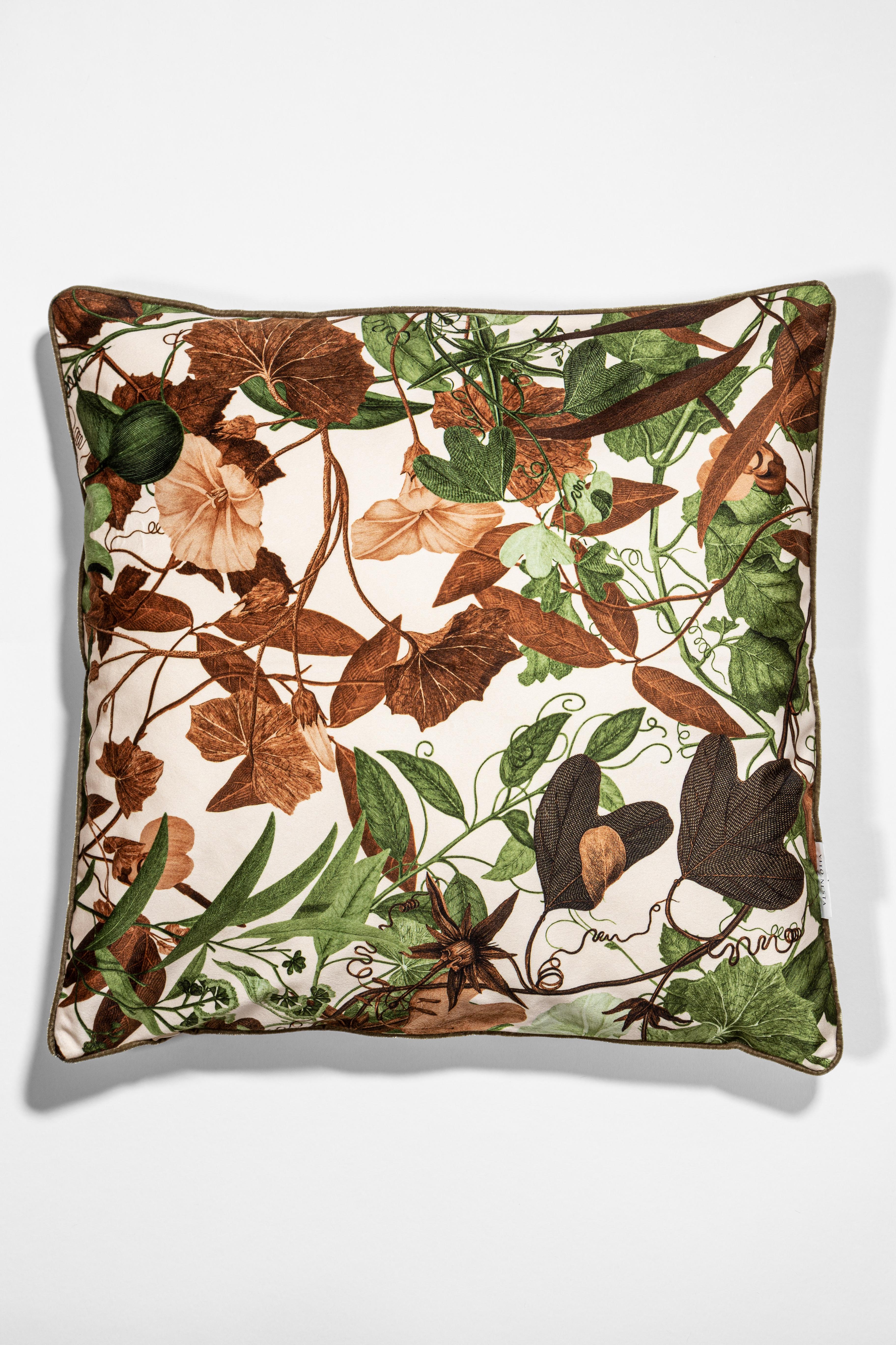 Ce coussin Mont Blanc, d'une élégance délicieuse, rehaussera tout canapé de style classique grâce à ses motifs complexes de plantes et de fleurs 
des animaux de montagne, immergés dans des nuances de couleurs automnales. Sophistiquée et détaillée