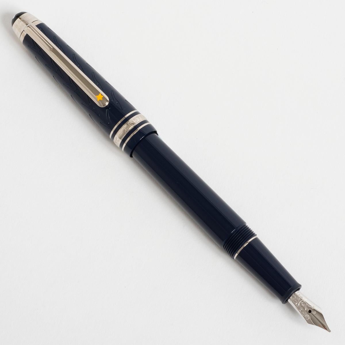 Notre stylo-plume Mont Blanc Meisterstuck Le Petit Prince, référence 118056, est doté d'une plume M et est présenté dans un état neuf, accompagné de sa boîte extérieure d'édition spéciale avec étiquette de série et de référence, de son coffret, de