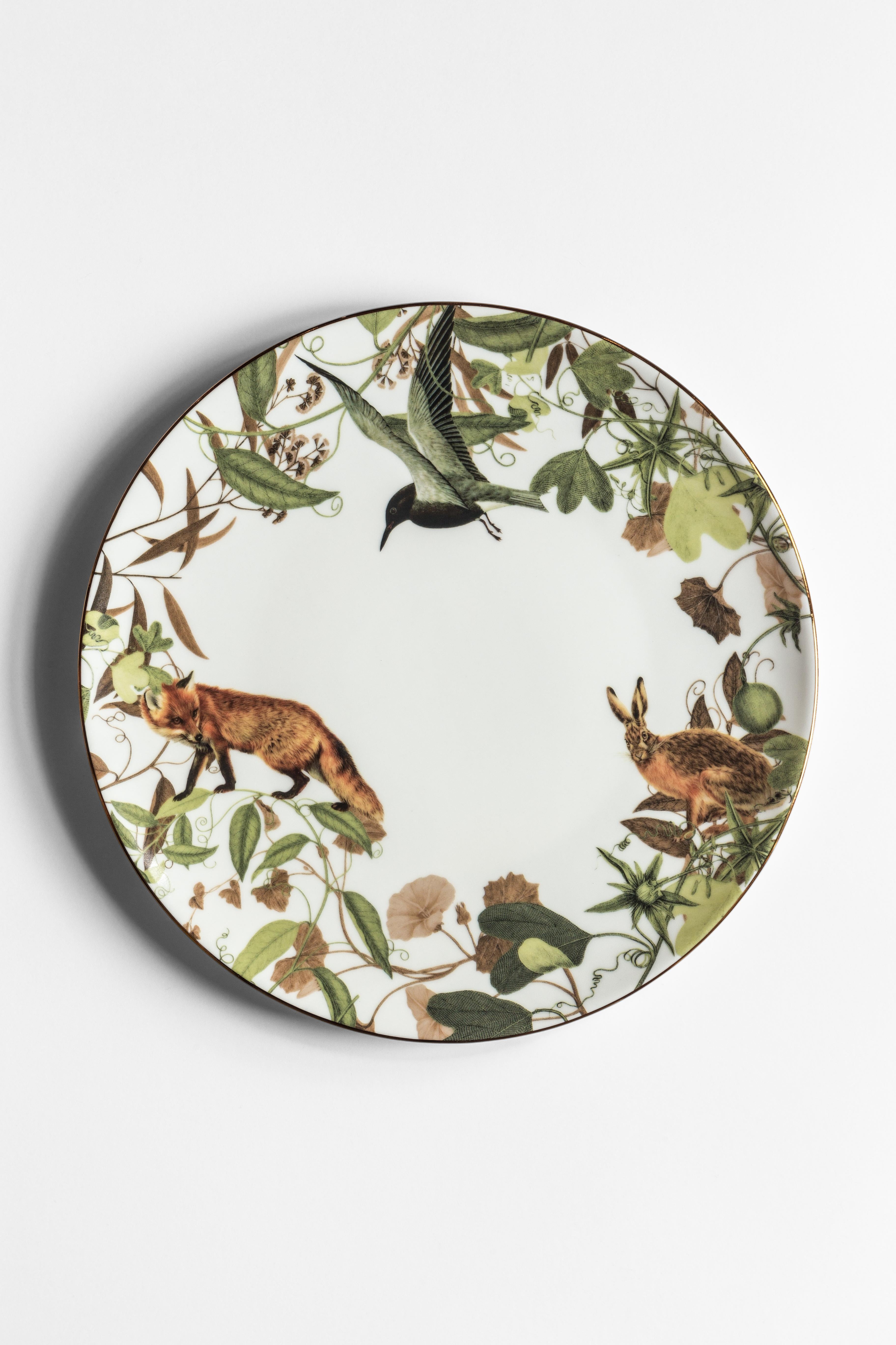 Inspired by the highest mountain of the Alps, the Mont Blanc, this collection of plates is a photography of the changing seasons. Winter is here and all the animals of the woods are enjoying the glazing air, playing hide and seek among the leaves.
