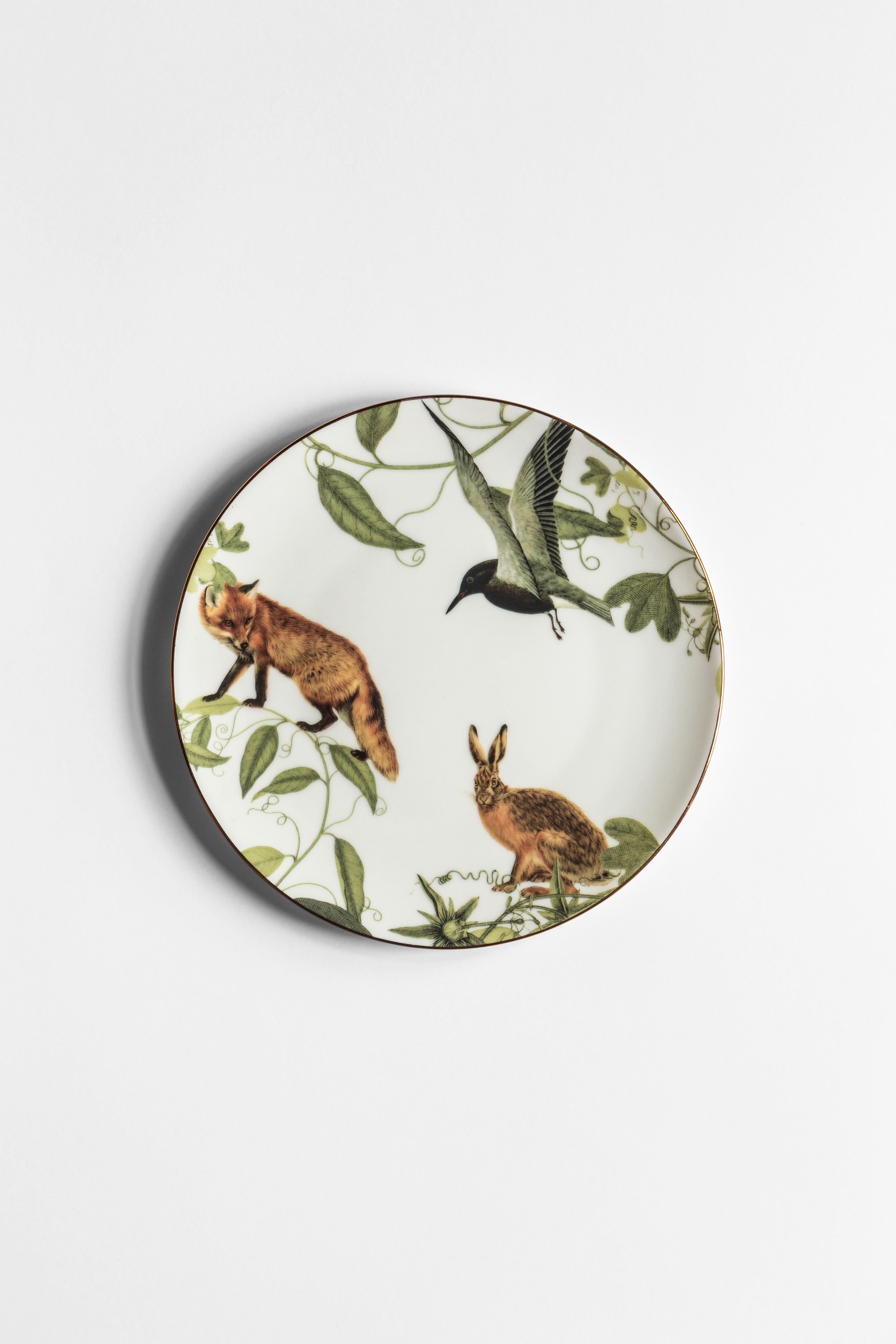 Inspired by the highest mountain of the Alps, the Mont Blanc, this collection of plates is a photography of the changing seasons. Winter is here and all the animals of the woods are enjoying the glazing air, playing hide and seek among the leaves.