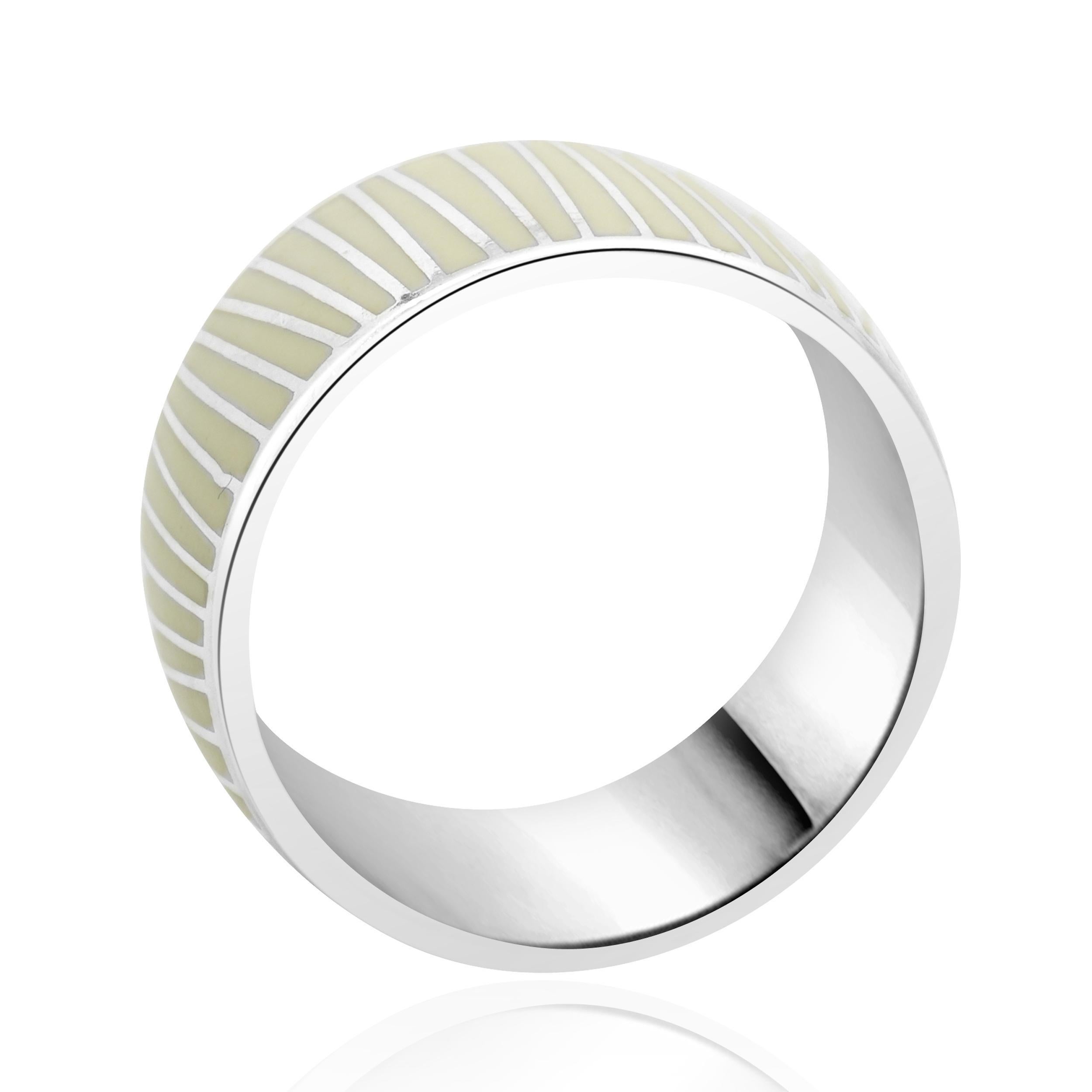 Designer: Mont Blanc
MATERIAL: Sterlingsilber
Gewicht: 7.59 Gramm
Abmessungen: Die Ringspitze ist 9.5 mm breit.
Größe: 7.5 (kostenlose Größenanpassung möglich)
