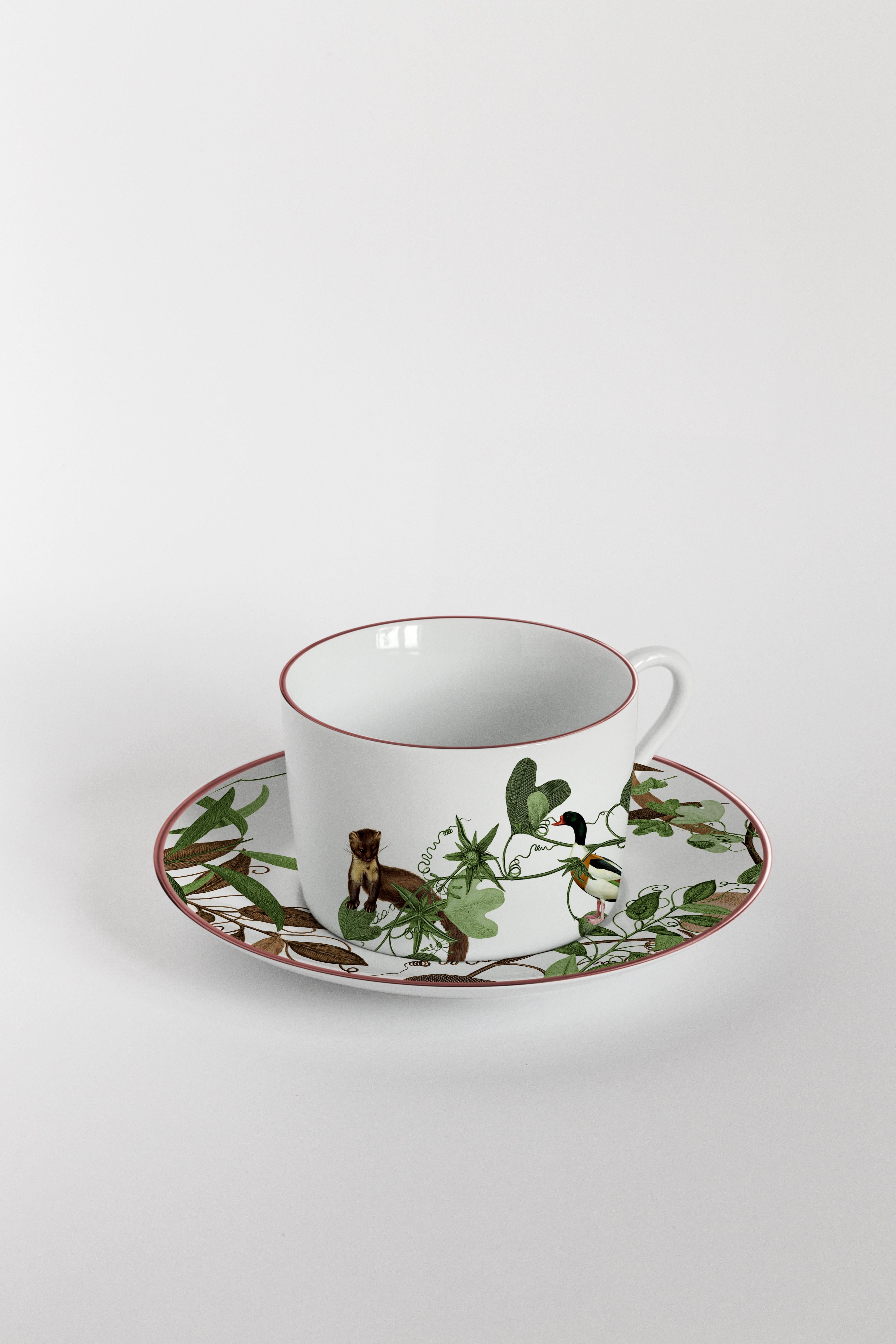Inspired by the highest mountain of the Alps, the Mont Blanc, this collection of plates is a photography of the changing seasons. Winter is here and all the animals of the woods are enjoying the glazing air, playing hide and seek among the