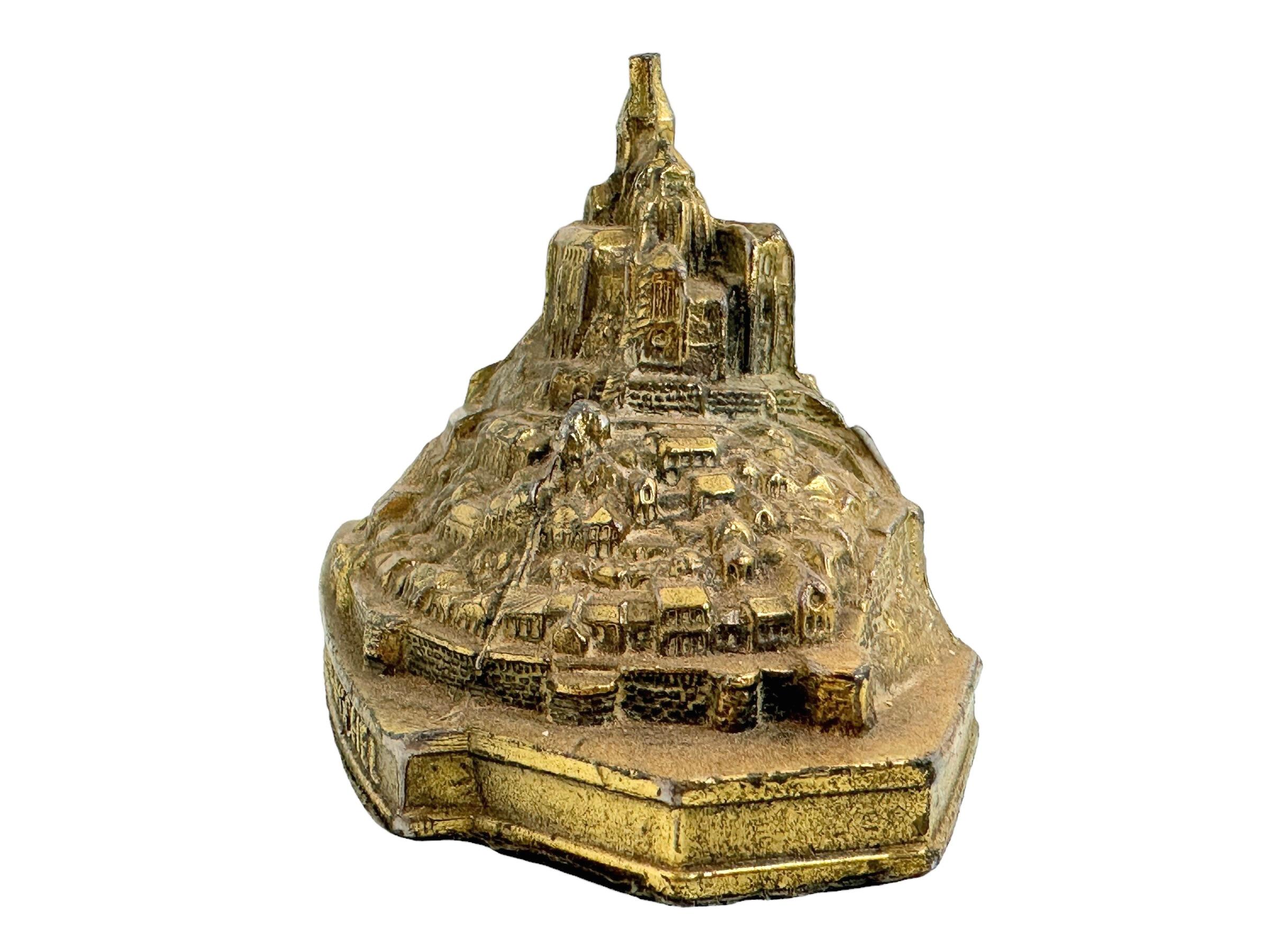 Eine dekorative Bauskulptur als Souvenir. Einige Verschleiß mit einer schönen Patina, aber das ist aufgrund des Alters. Hergestellt aus Metall. Dieser Artikel wurde als Souvenir auf einer Grand Tour in Europa gekauft und wurde wahrscheinlich in den