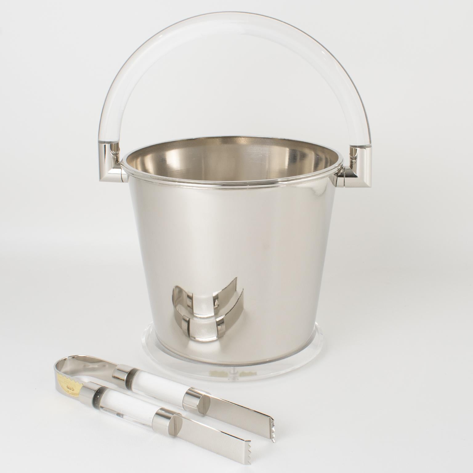 Italian designer Punto Bacola designed this extraordinary Memphis-style ice bucket for Montagnani, Firenze. The rare barware tools were crafted in Italy circa 1980. This luxury bar ensemble features a tall, rounded, polished chromed metal ice bucket