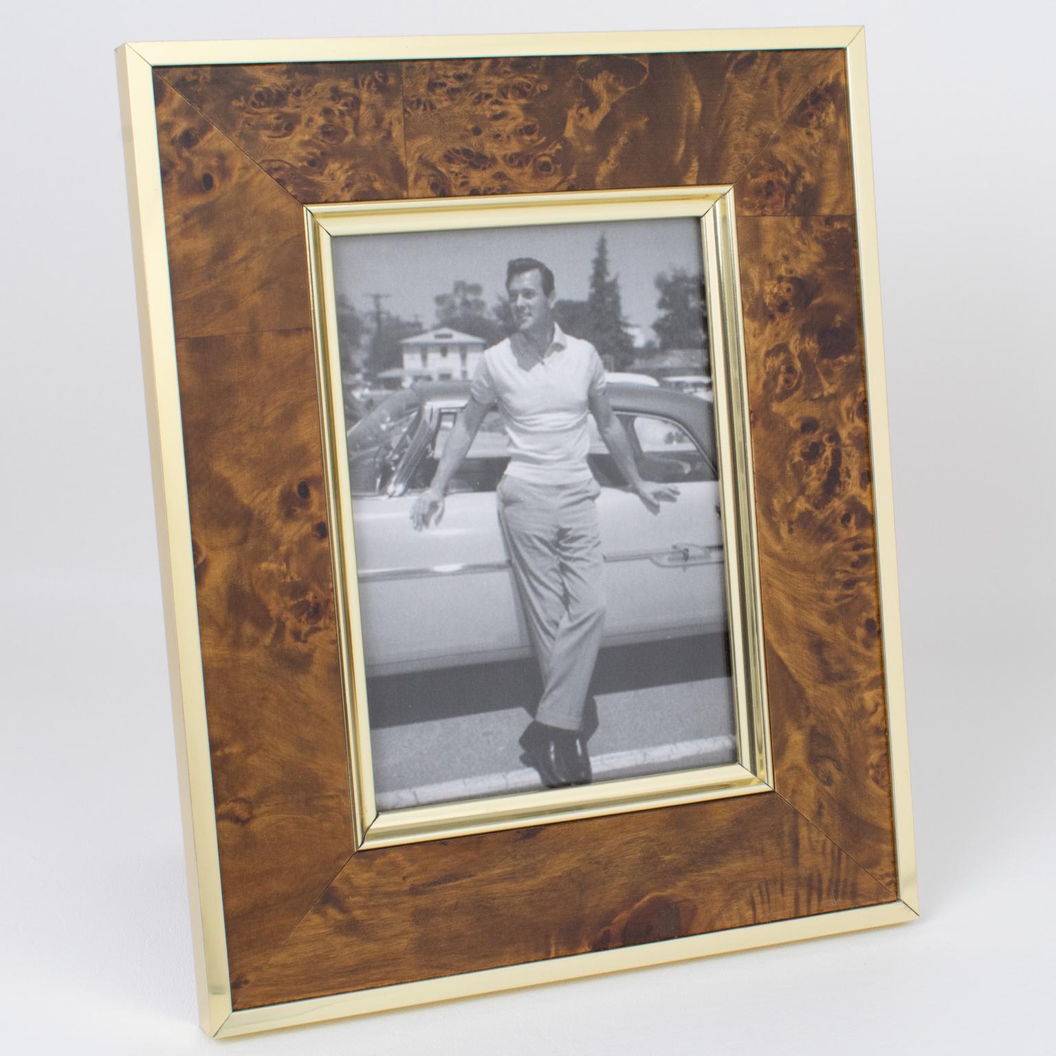 Montagnani Firenze, Italien, stellte diesen eleganten Fotorahmen in den 1970er Jahren her. Sein modernistisches Mid-Century-Design hat eine rechteckige Form mit geometrischem Wurzelholzfurnier, das durch polierte, vergoldete Aluminiumrahmen ergänzt