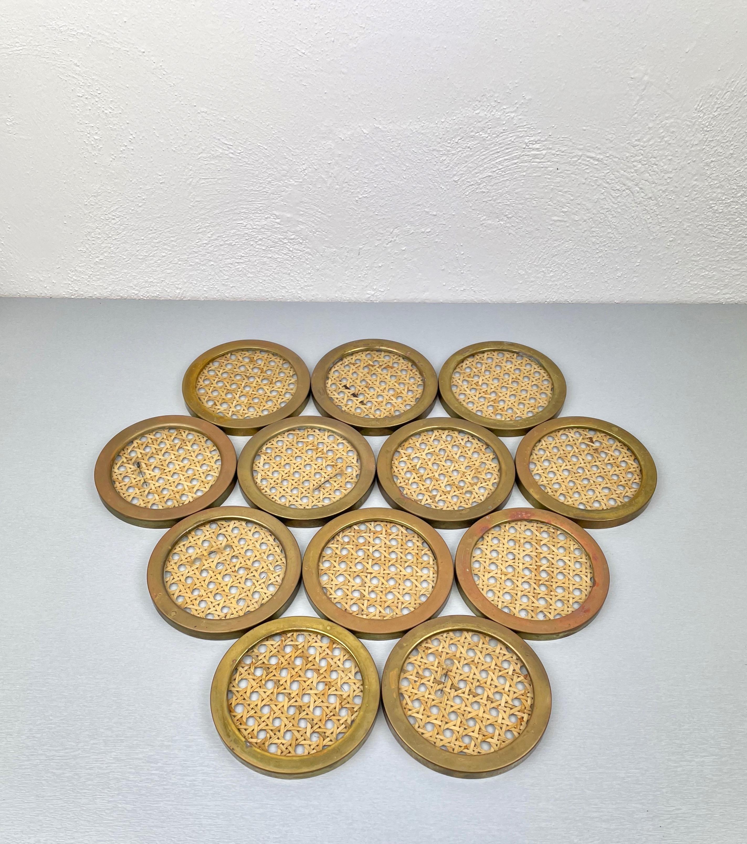 14 total pieces of barware coasters in Lucite and wicker with brass frame by Montagnani, Italy, 1970s.

- 12 small size for glasses (diameter 11.5 cm)
- 2 large size for bottles (diameter 19.5 cm).