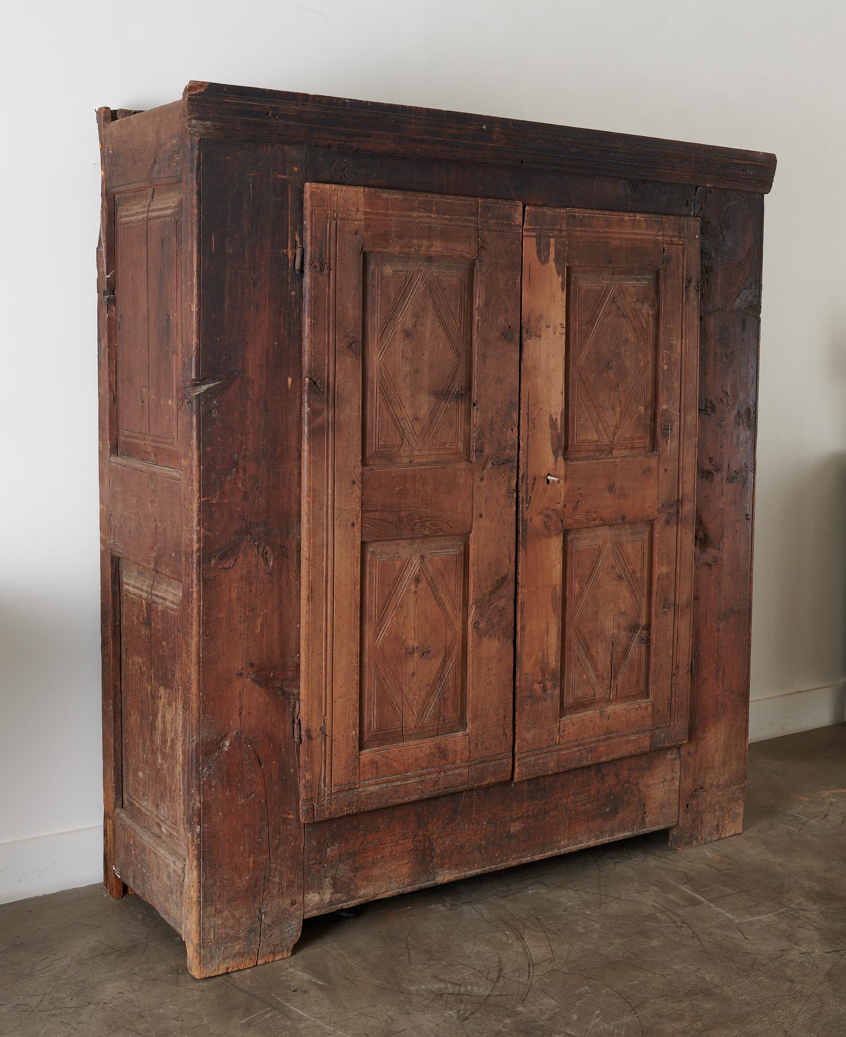 Sculpté à la main Armoire rustique Montagnard Alpes françaises en vente