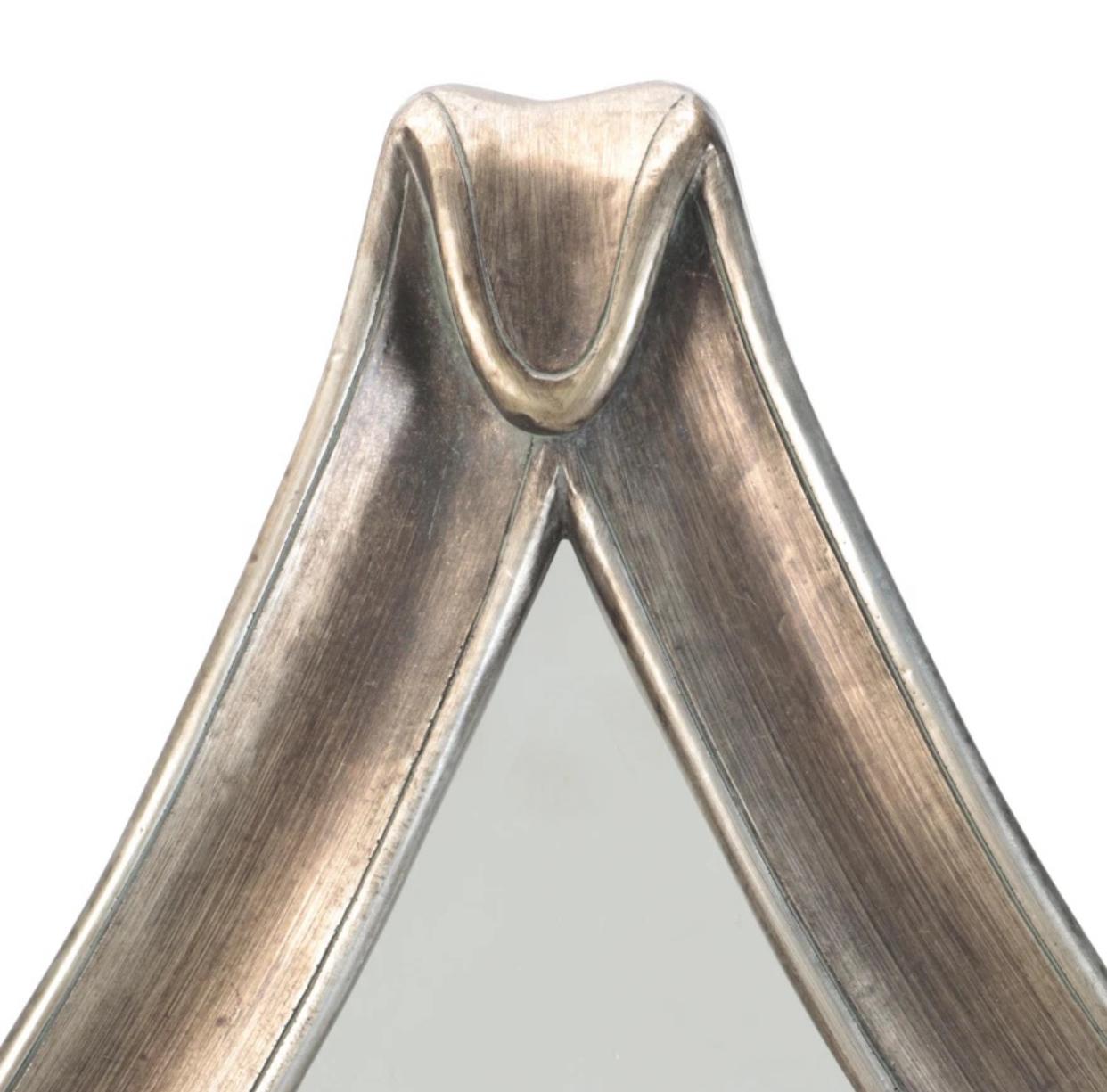 Specchio smussato a forma di diamante in foglia d'argento e resina con bordo ripiegato di Montage Mirror, circa 1970. Il meglio della vita bohémien. 