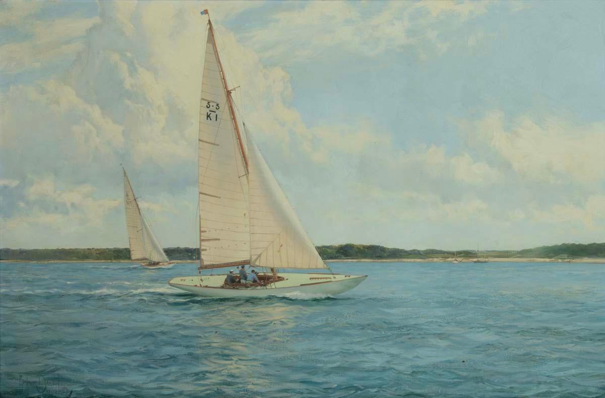 Montague Dawson: Gliding Along, The Deb, circa 1949  Se trata de una pintura al óleo sobre lienzo enmarcada que muestra la primera embarcación diurna de 5,5 metros construida por George Nicholson navegando frente a Newtown Creek, en el Solent.  Las