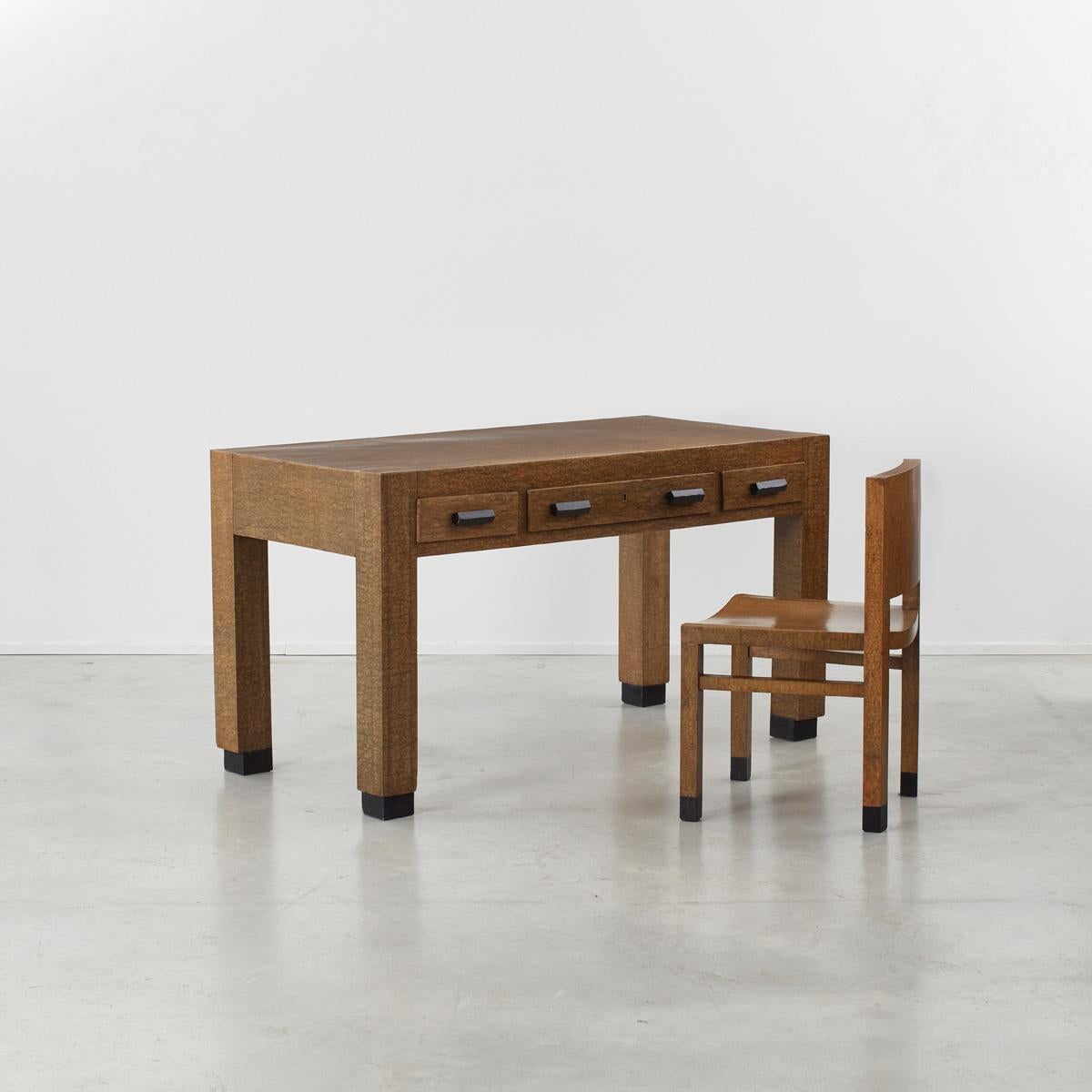 Guiseppe Pagano (1896-1945) et Gino Levi Montalcini (1902-1974) ont conçu ce bureau et cette chaise en 1929 pour le Palazzo Gualino du financier Riccardo Gualino à Turin. Considéré comme une expression pure du mouvement rationaliste, le projet a été
