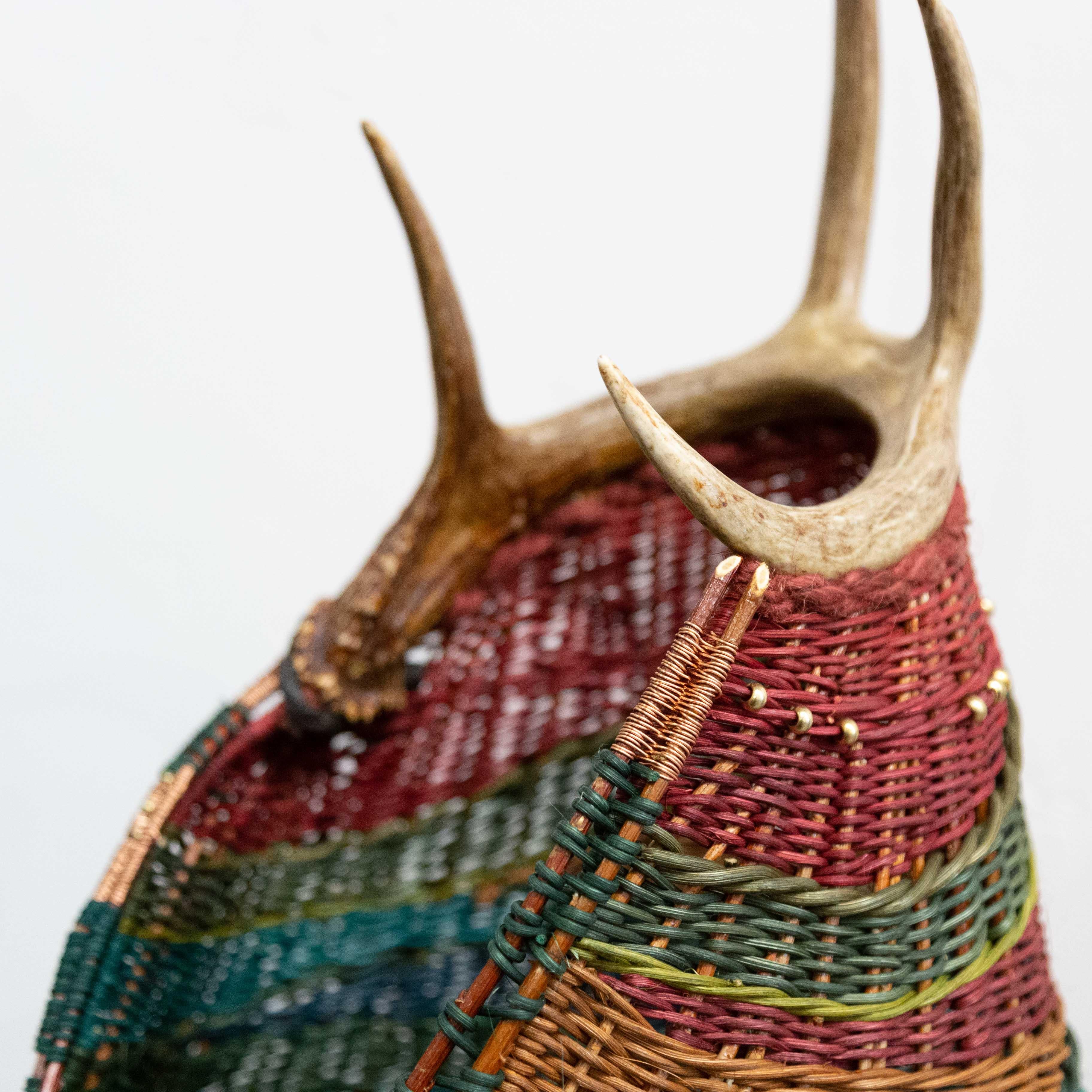 Espíritu del Oeste, Cesta de Sauce Tejida a Mano con Cuerno, Escultura de Arte del Oeste - Sculpture de Montana Blue Heron