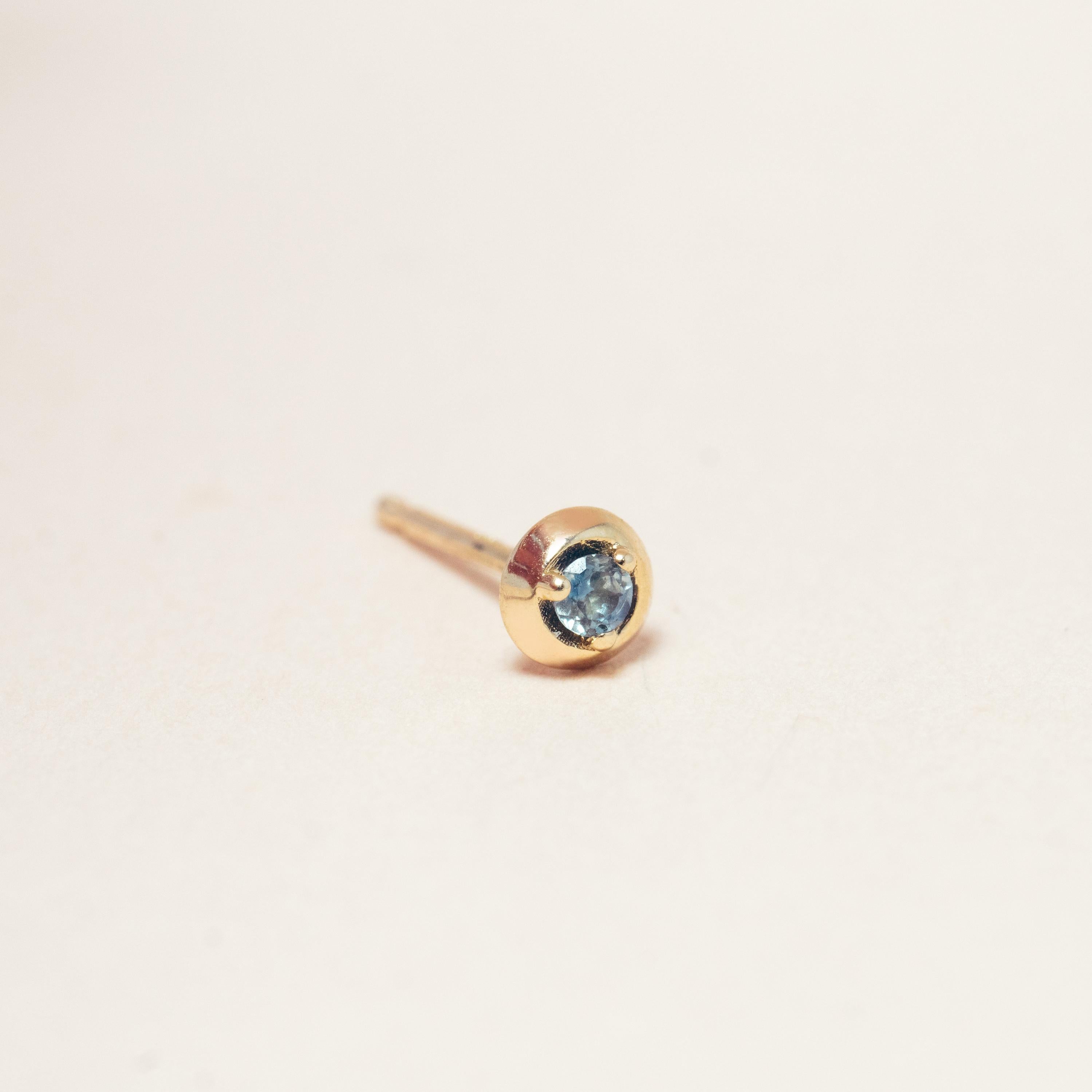 Contemporain Mini clous d'oreilles en or 14 carats avec saphir bleu du Montana en forme de cercle de formation en vente