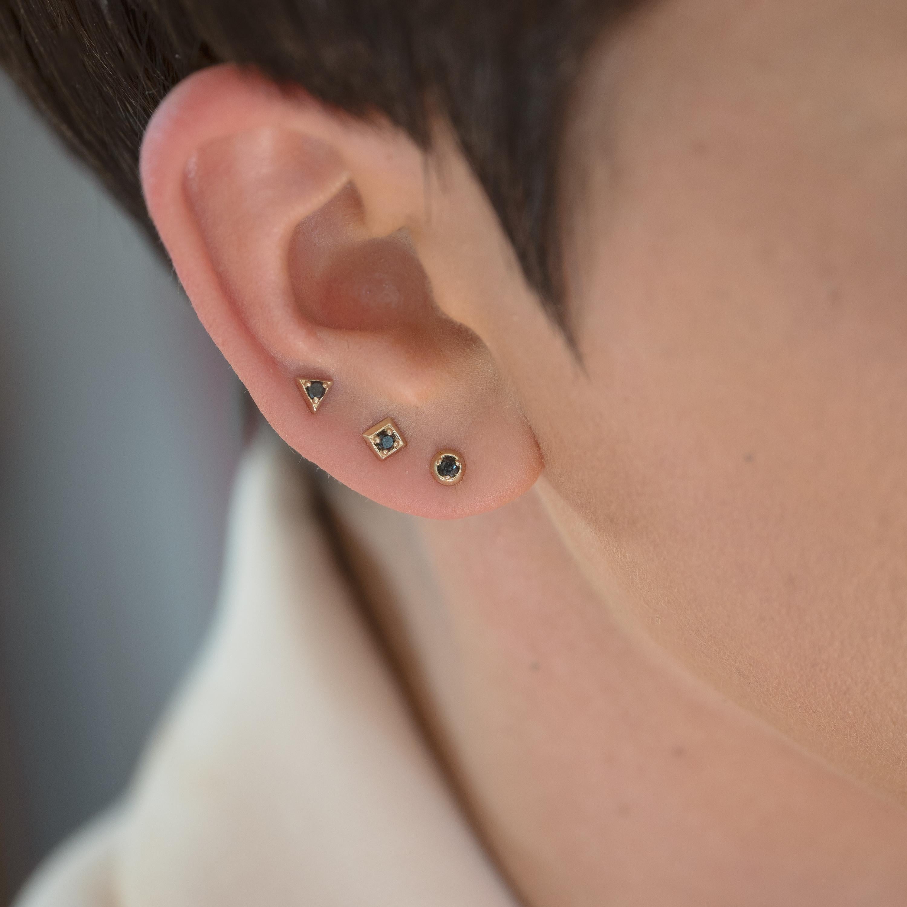 Mini clous d'oreilles en or 14 carats avec saphir bleu du Montana en forme de cercle de formation Neuf - En vente à Cleveland, OH
