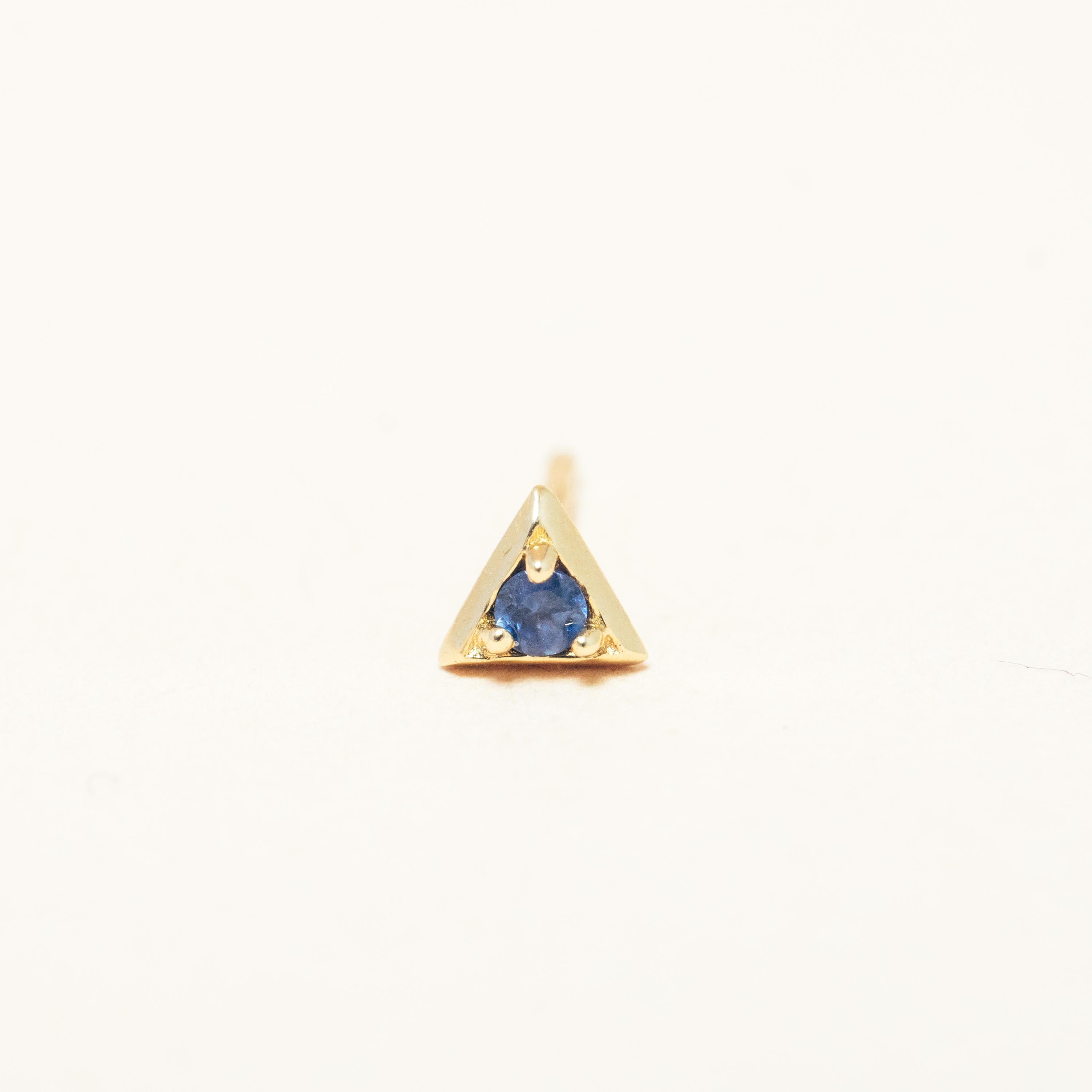 Contemporain Mini clous d'oreilles triangulaires formés en or 14 carats avec saphir bleu du Montana en vente