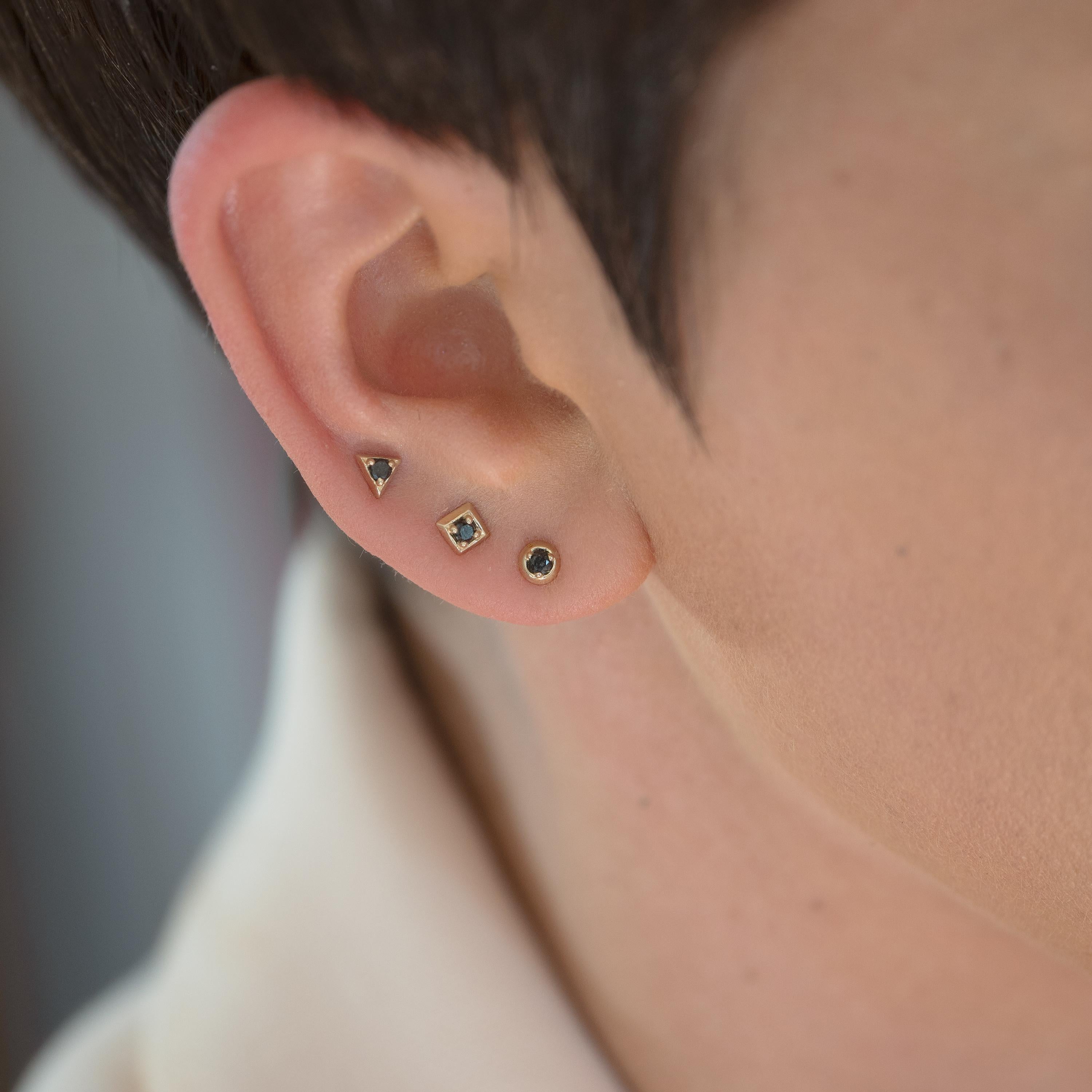Mini clous d'oreilles triangulaires formés en or 14 carats avec saphir bleu du Montana Neuf - En vente à Cleveland, OH