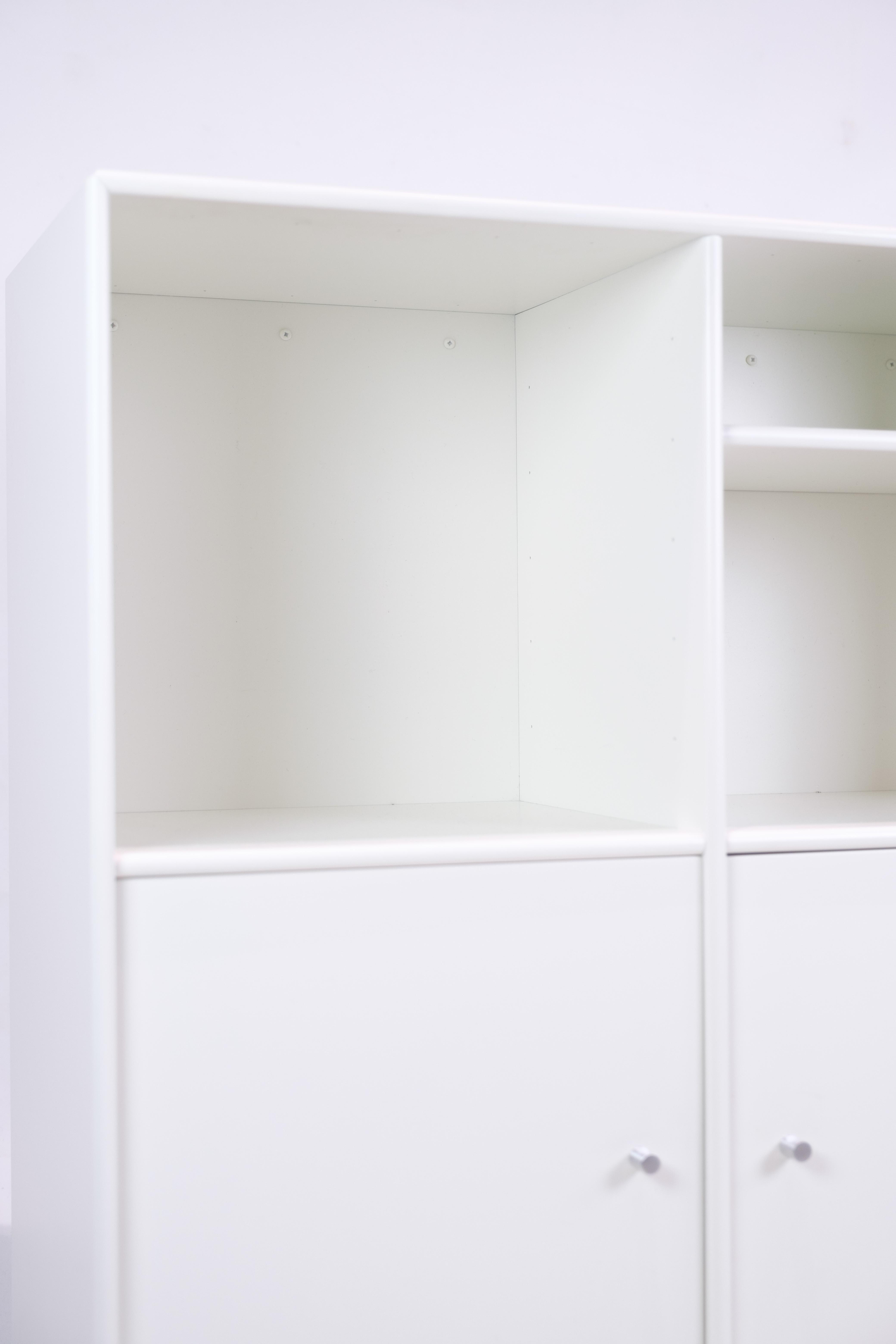 The Montana bookcase, model 1520, is an example of a timeless and functional storage solution designed by Peter J. Lassen. This white bookcase combines simplicity and elegance with practicality.

With two open shelves at the top and two lower