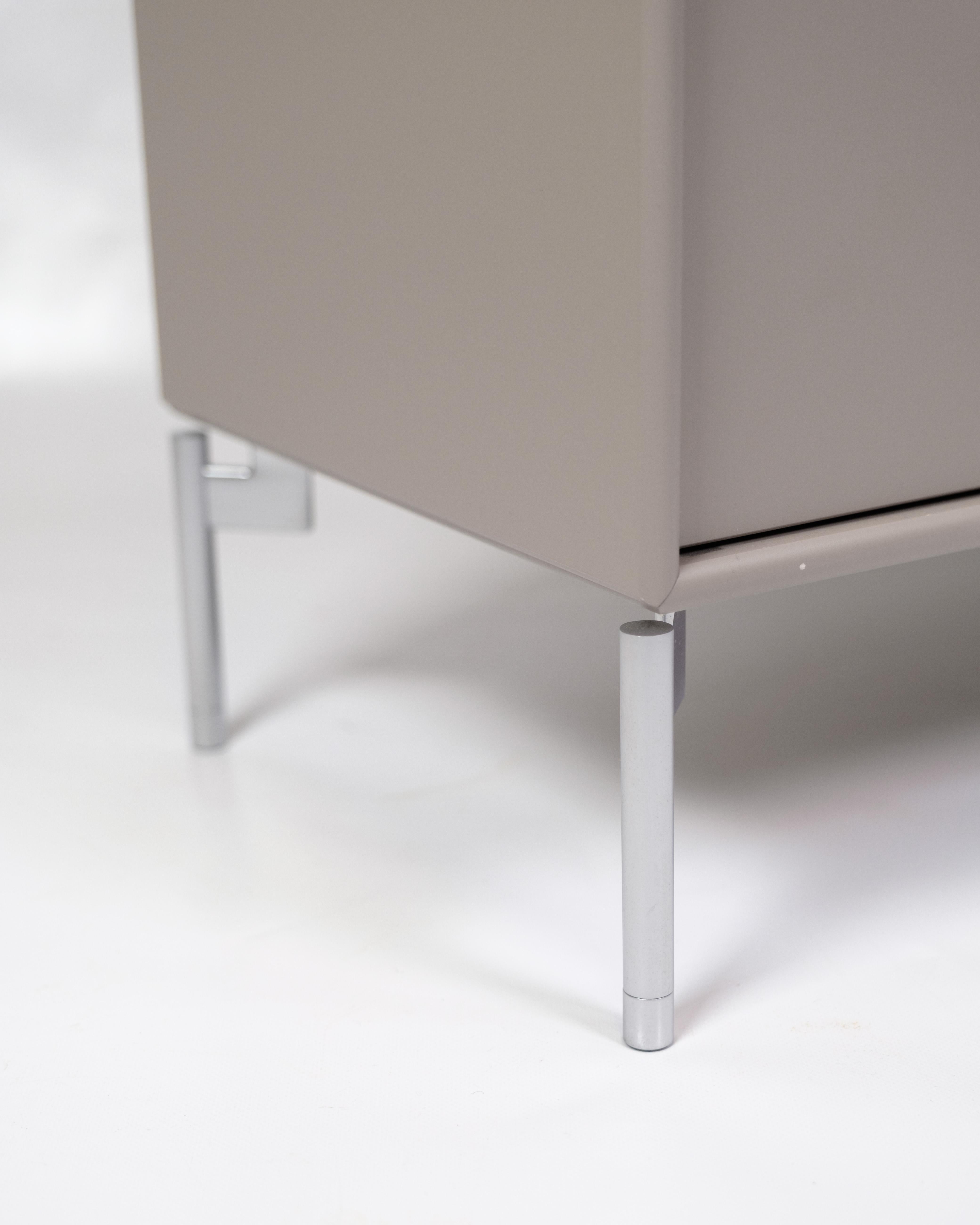 Armario Montana, modelo 1118, diseñado por Peter J. Lassen y acabado en color gris. El armario forma parte del sistema de almacenamiento flexible de Montana, conocido por su estructura funcional y modular. El Modelo 1118 es ideal para almacenar y