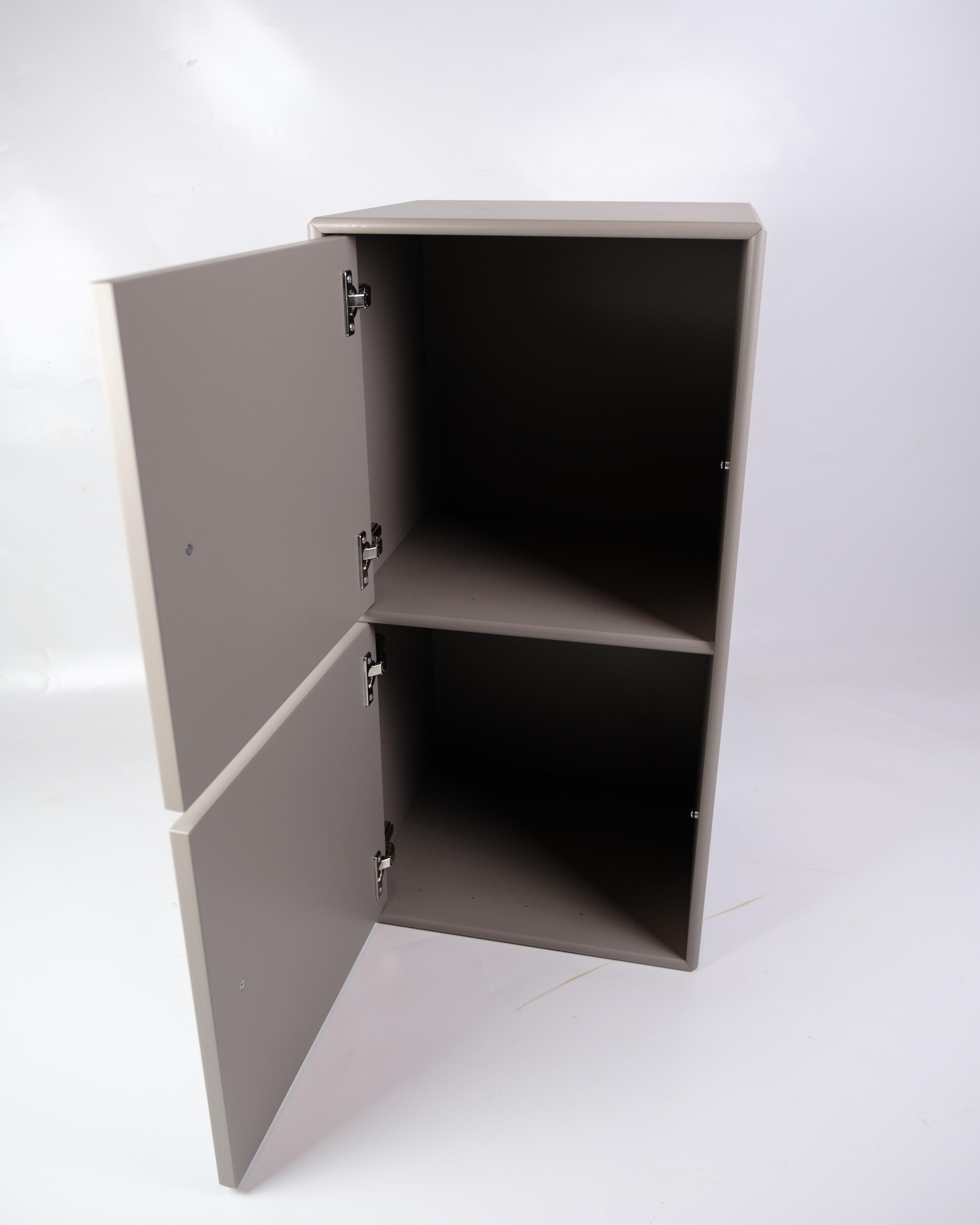 Armadio Montana, modello 1163, progettato da Peter J. Lassen e rifinito in colore grigio. Questo mobile fa parte dell'iconico sistema modulare Montana, che consente di adattare facilmente lo spazio di archiviazione alle esigenze individuali. Il