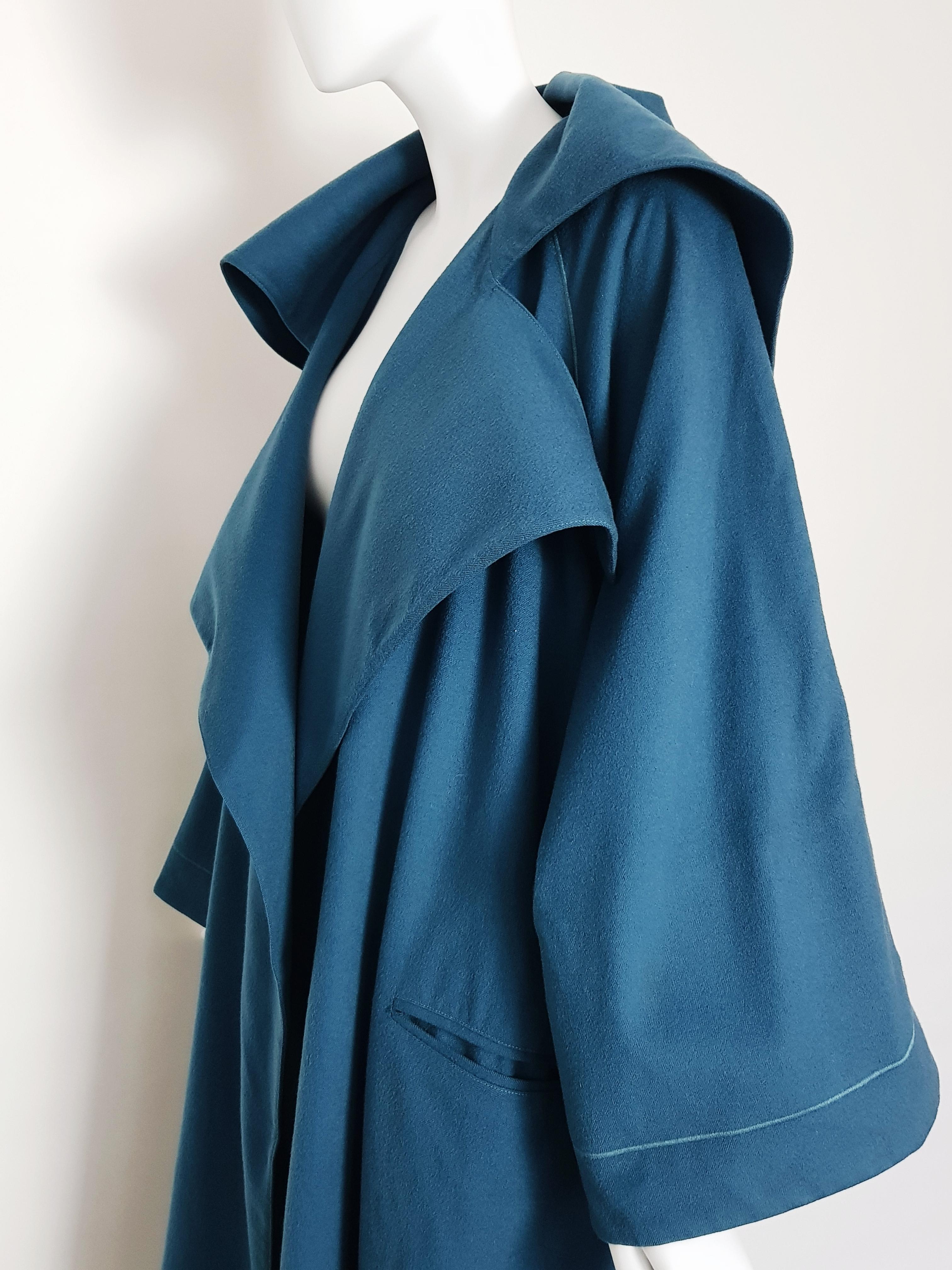 Coat by Montana

-Generous structured collar
-Deep teal color
-Kimono silhouette sleeves
-Oversize fitting
-Two inseam hip pockets
-Made in Italy
-80% Wool / 20% Cashmere
-Estimated size: fits Small - Large (marked size 44FR)
-Very good conditions,