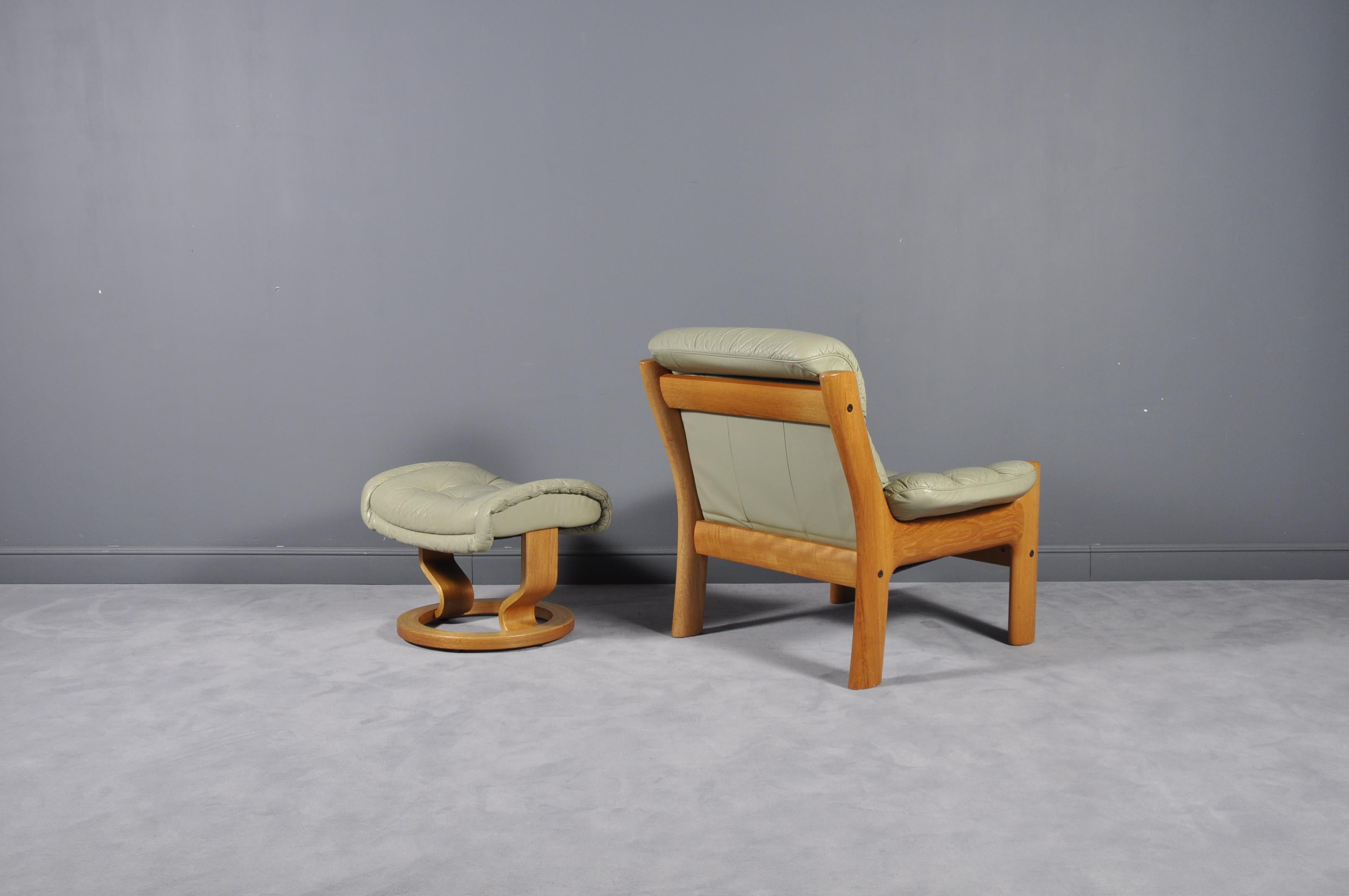 Scandinavian Modern Montana Leather Lounge Chair and Ottoman by J.E. Ekornes, Norway, circa 1970s For Sale