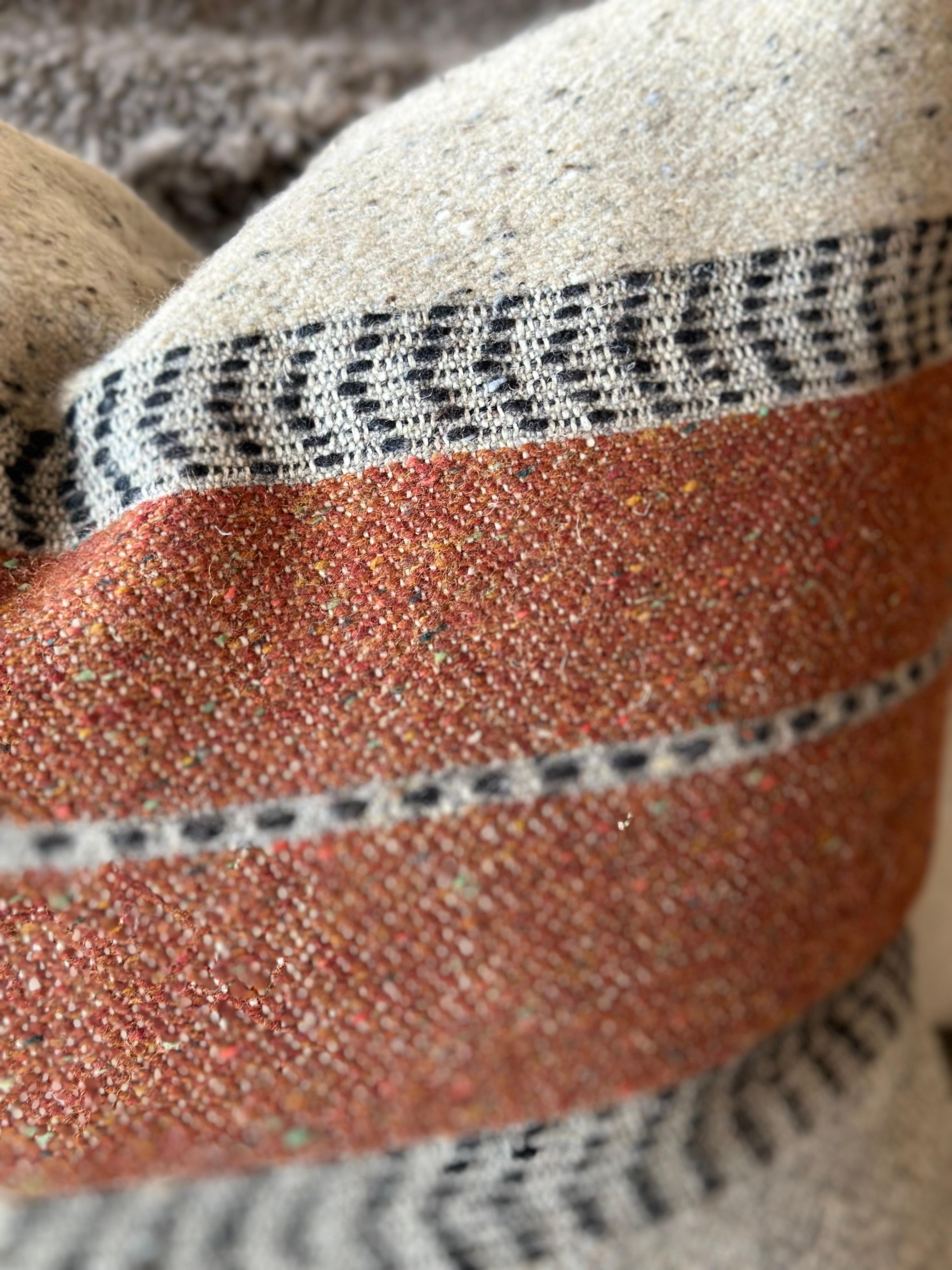 XXIe siècle et contemporain Coussin Montana en lin et laine avec insert de plumes de duvet en vente