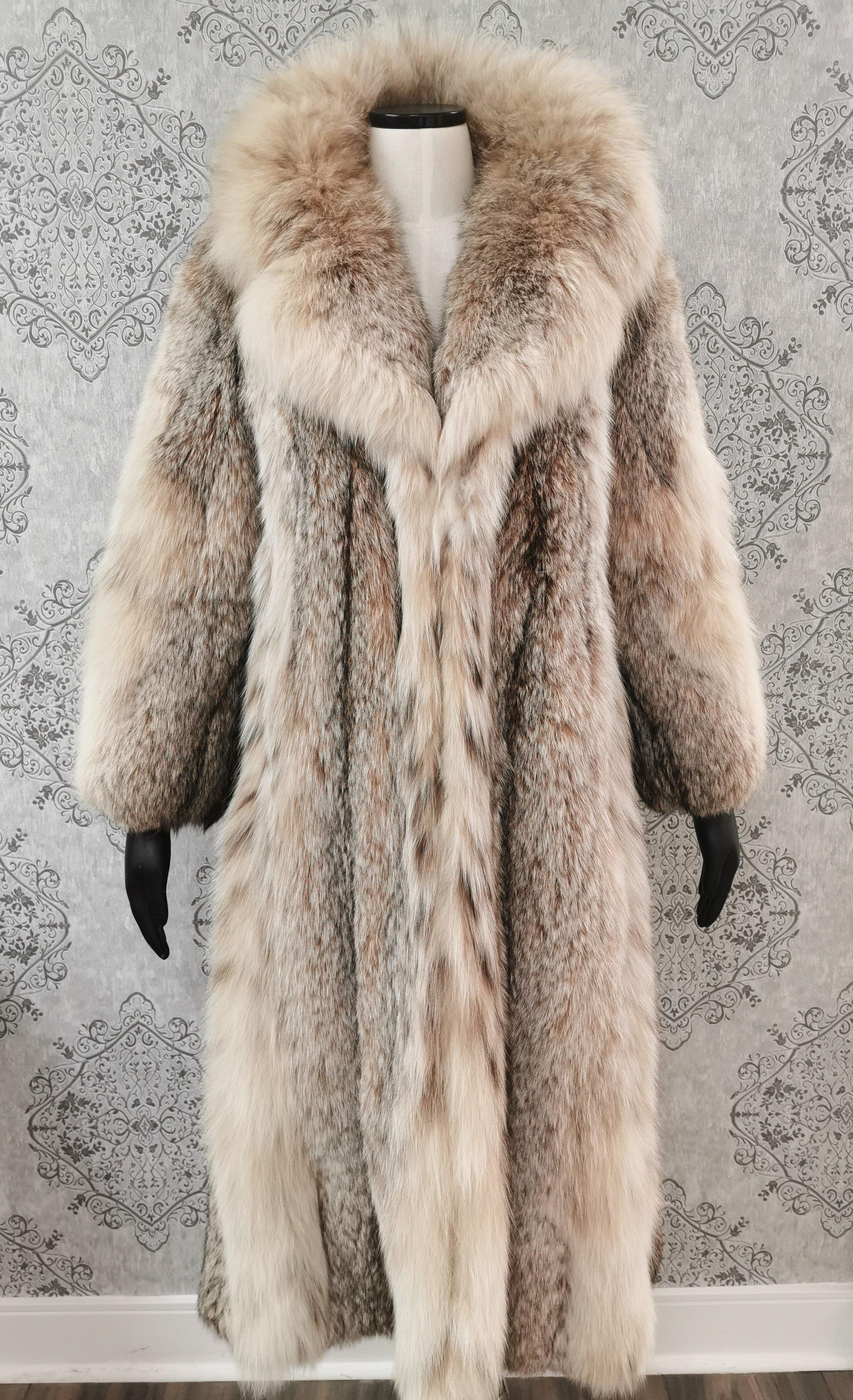 Montana Lynx Fur Coat (Size 6 - Small) in good condition

Elegant portrait collar, straight sleeves, two side seam pockets and white satin lining

Made in Montana - USA

Measurements
-Length 48''
-Back across 20''
-Sleeves 27-24''
-Inside armhole to