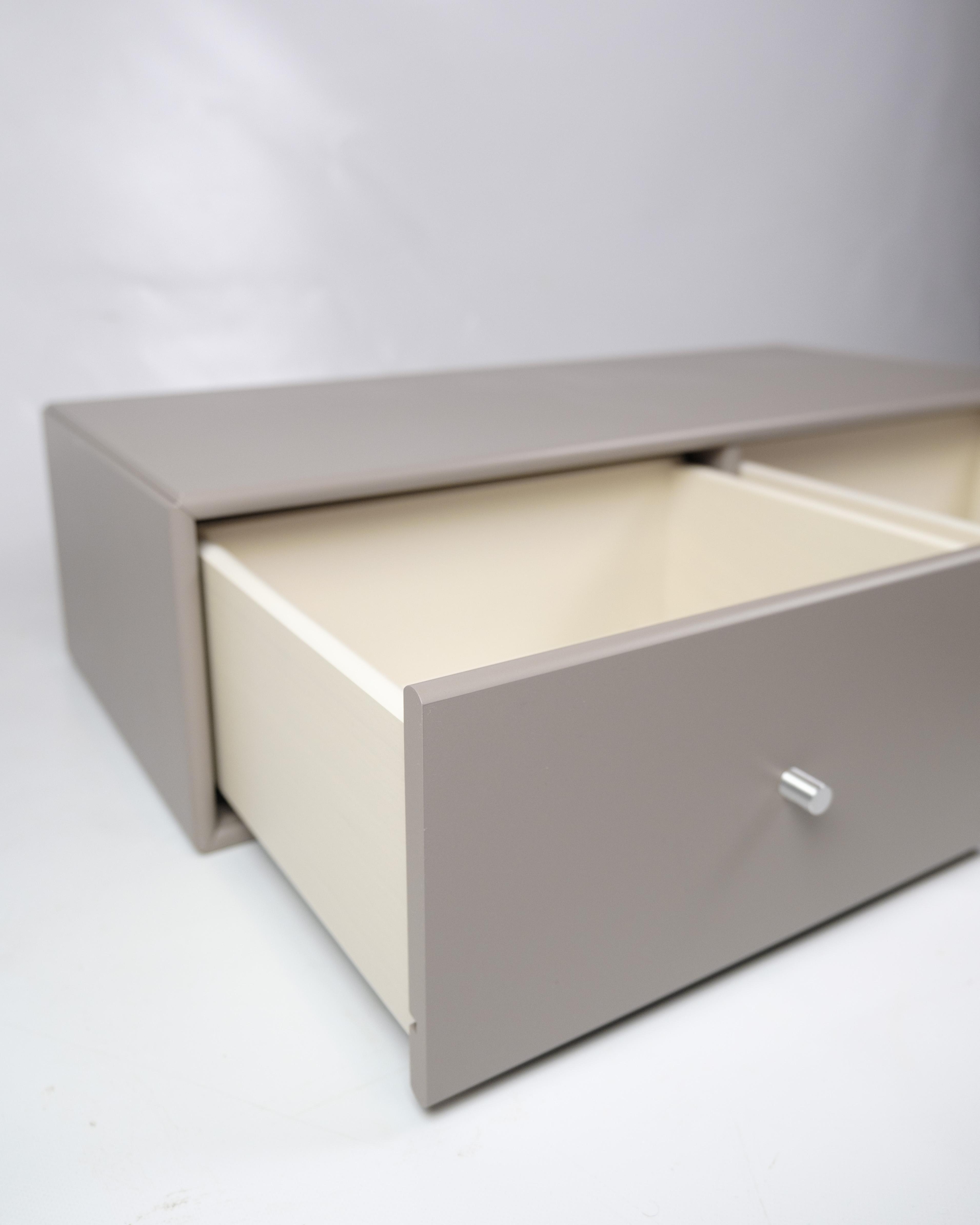Modulo Montana, modello 7124, progettato da Peter J. Lassen e rifinito in colore grigio. Questo modulo fa parte del sistema di archiviazione flessibile Montana, che permette di creare soluzioni di archiviazione individuali e funzionali. Il Model No.