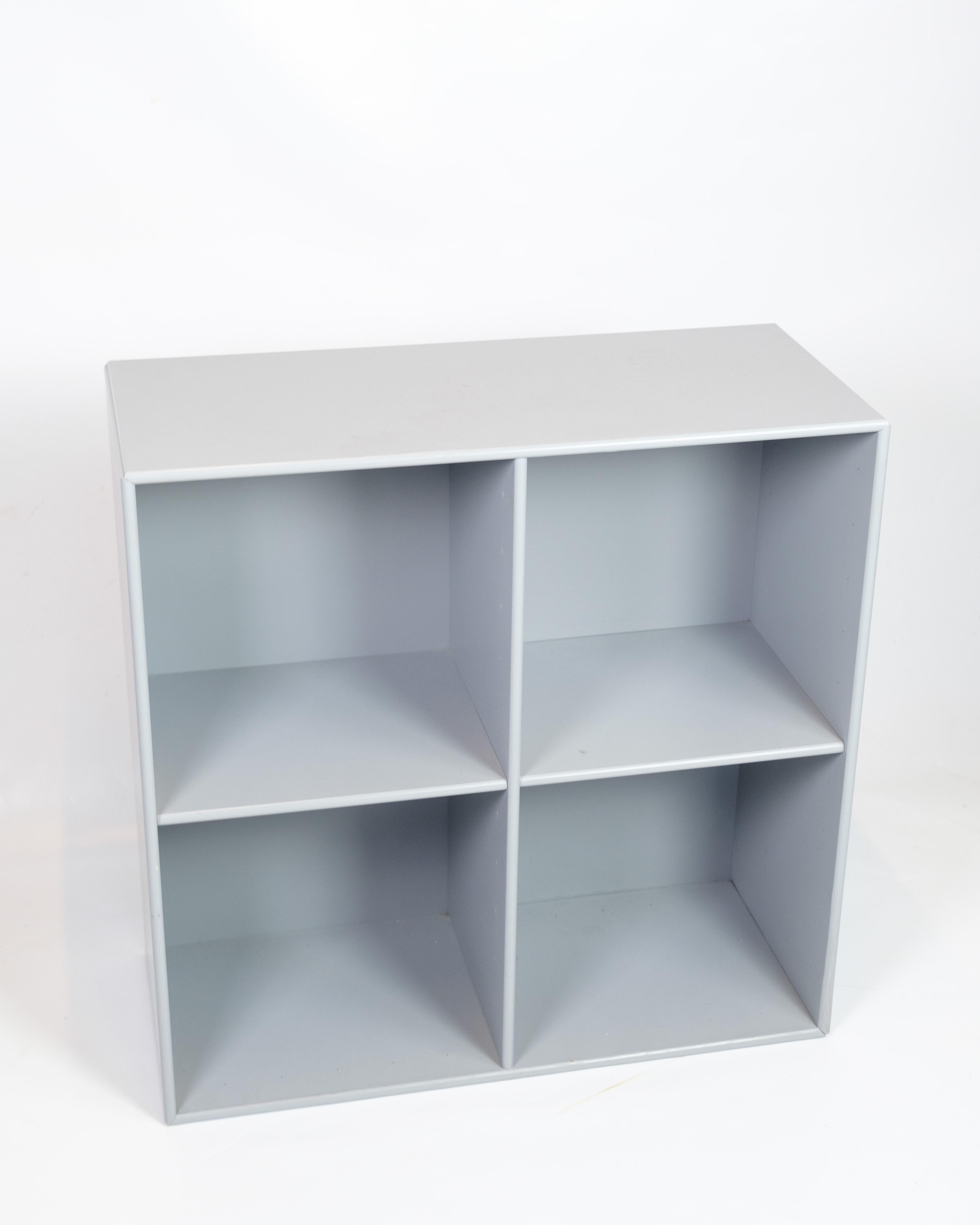 Modulo Montana grigio con quattro grandi scomparti, progettato da Peter J. Lassen.

Dimensioni: H. H. 70cm L. 70cm P. 30cm
