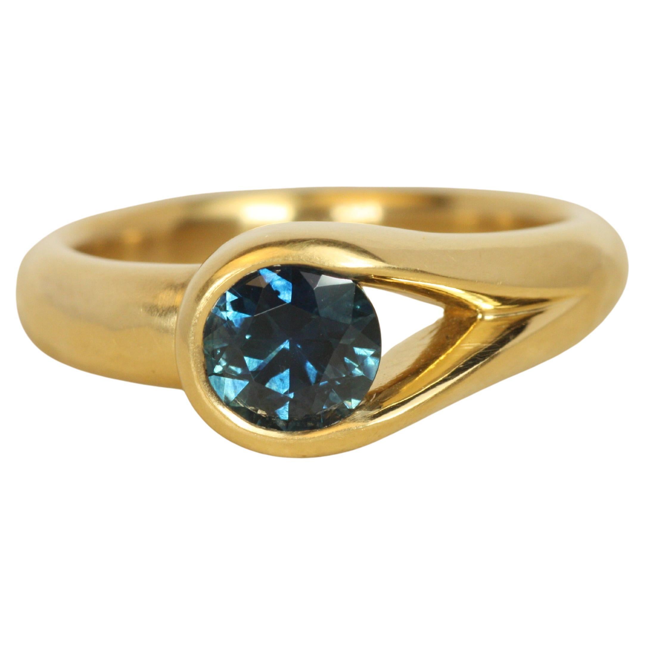 Zafiro Montana Anillo Solitario Asimétrico de Caña Partida en Oro de 22K de Bracken