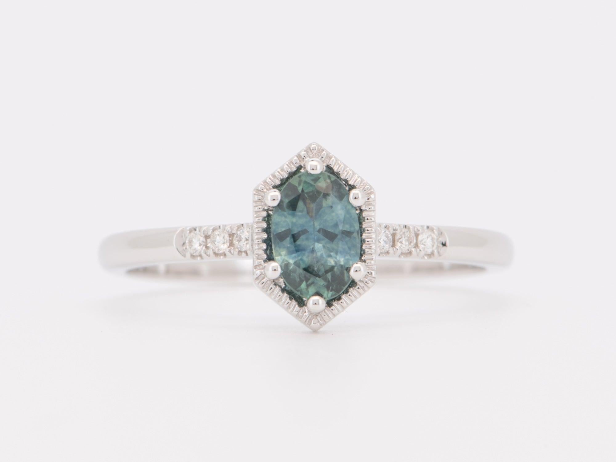 ♥ Montana Sapphire in Hexagon Setting Engagement Ring 14K White Gold R6757
♥ L'article mesure 8,7 mm de long (direction nord-sud), 5,8 mm de large (direction est-ouest) et se situe à 5,1 mm du doigt.

♥ US Size 7 (Redimensionnement libre à la hausse