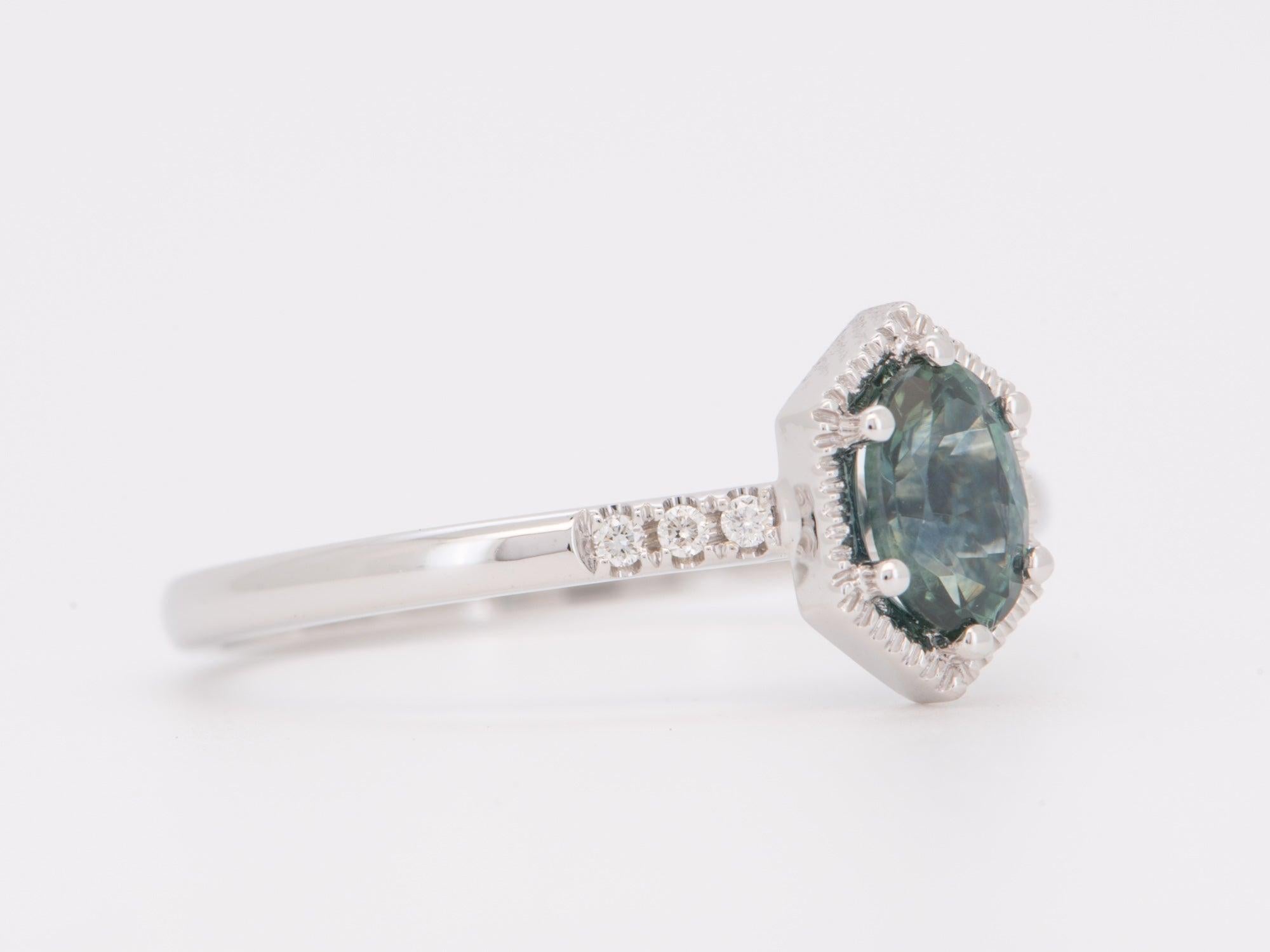 Non taillé Bague de fiançailles en or blanc 14 carats avec saphir du Montana à monture hexagonale R6757 en vente