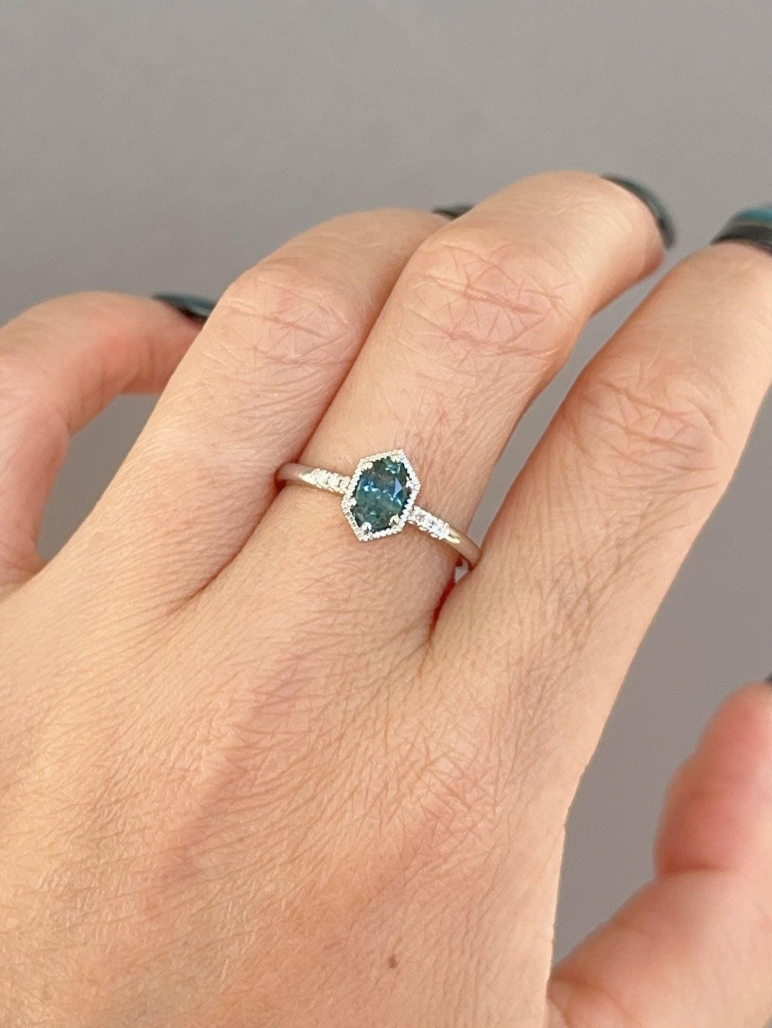 Bague de fiançailles en or blanc 14 carats avec saphir du Montana à monture hexagonale R6757 en vente 2