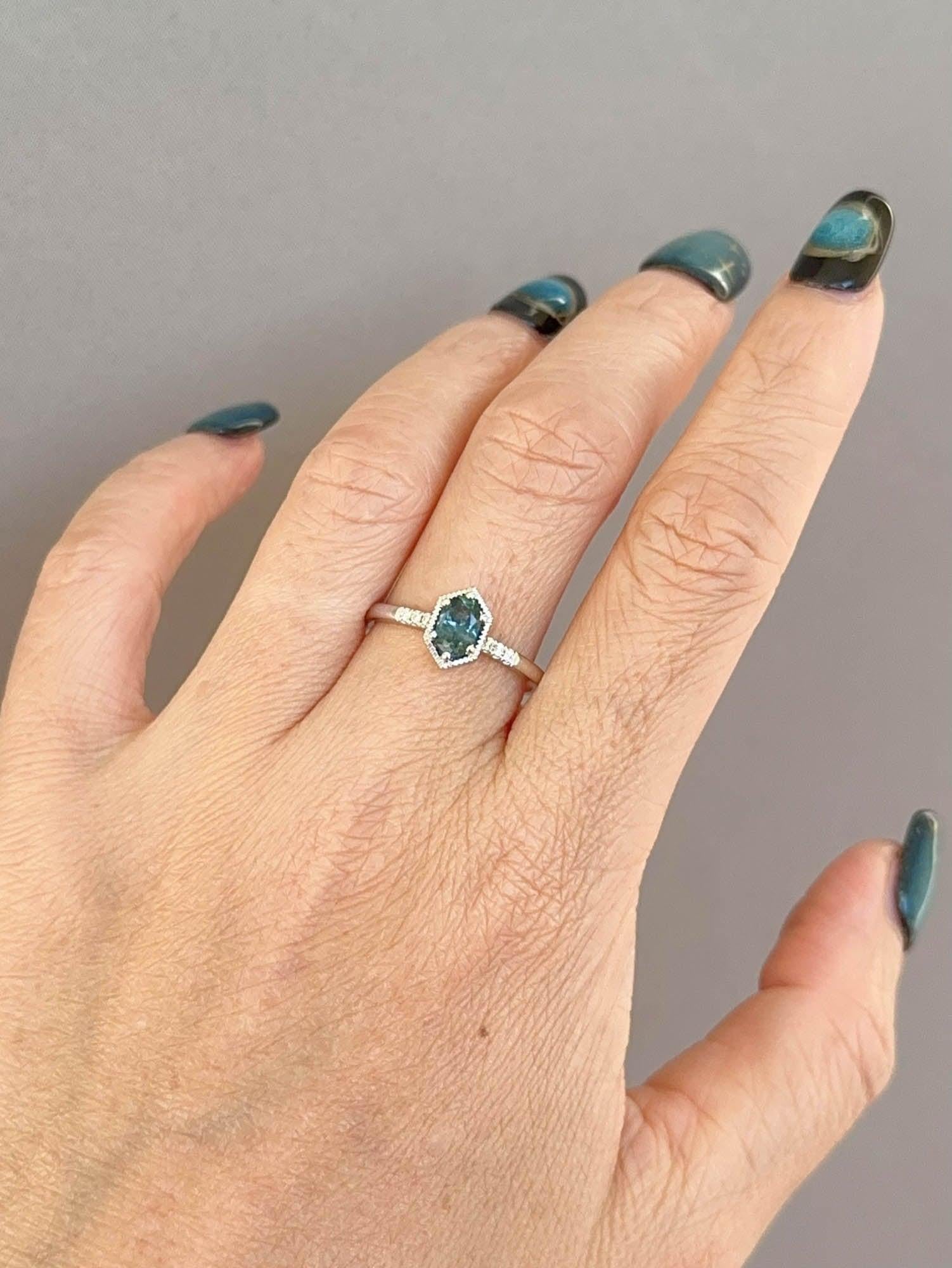 Bague de fiançailles en or blanc 14 carats avec saphir du Montana à monture hexagonale R6757 en vente 3