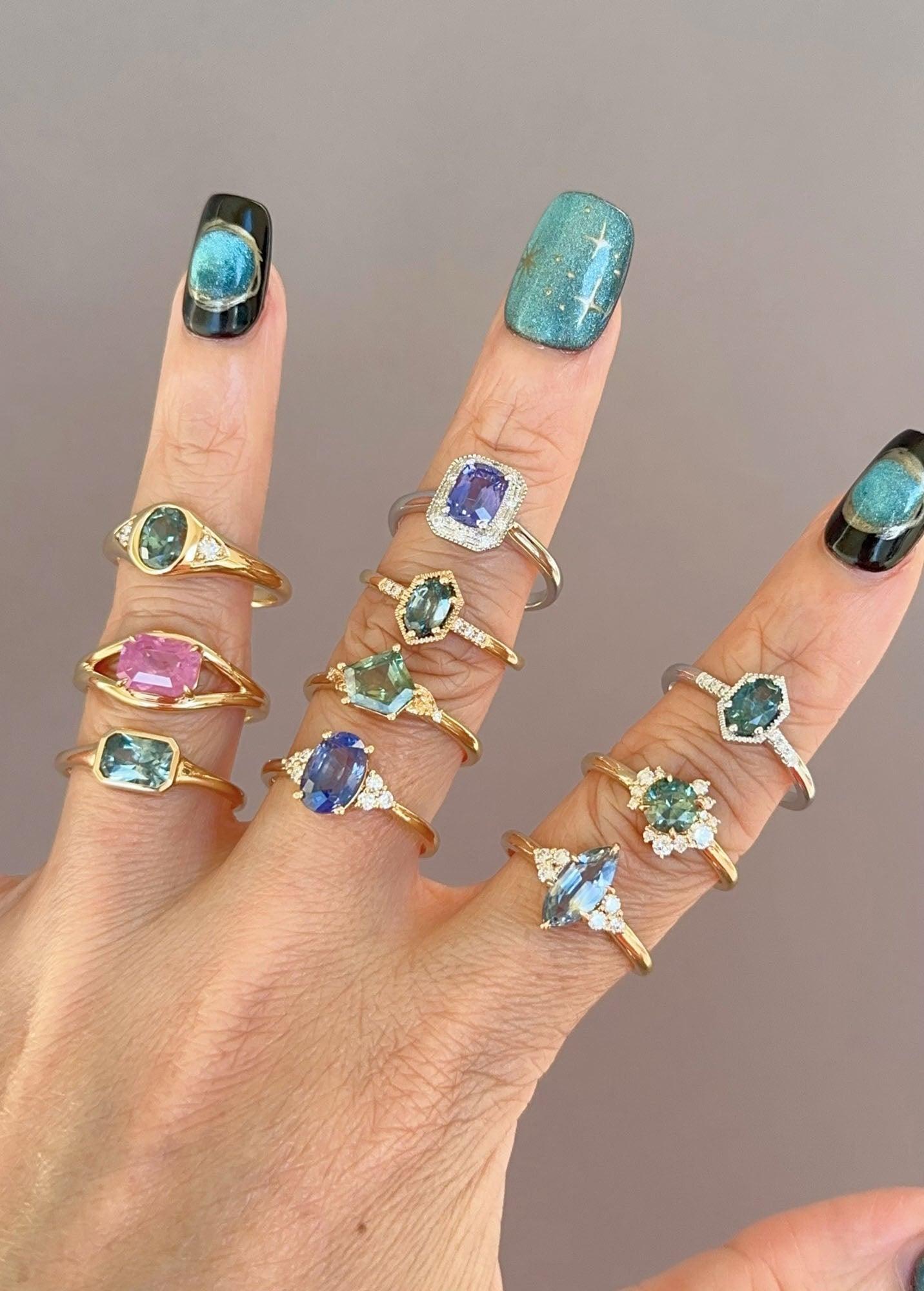 Bague de fiançailles en or jaune 14 carats avec saphir du Montana à monture hexagonale R6758 en vente 5