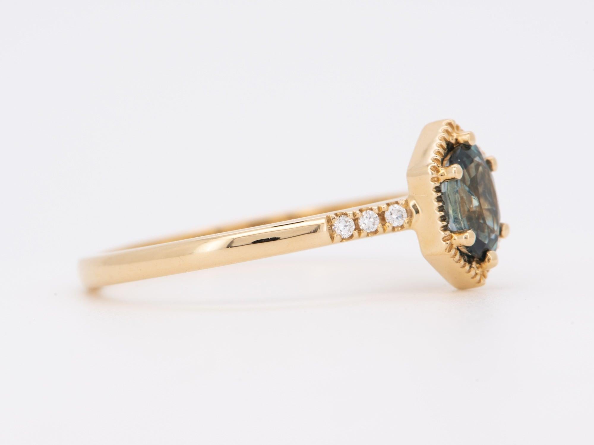 Non taillé Bague de fiançailles en or jaune 14 carats avec saphir du Montana à monture hexagonale R6758 en vente