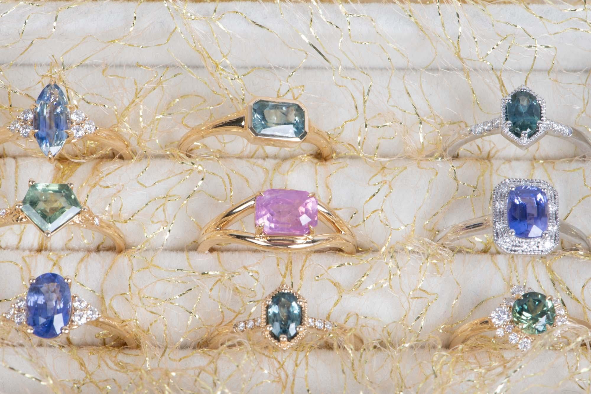 Bague de fiançailles en or jaune 14 carats avec saphir du Montana à monture hexagonale R6758 en vente 1