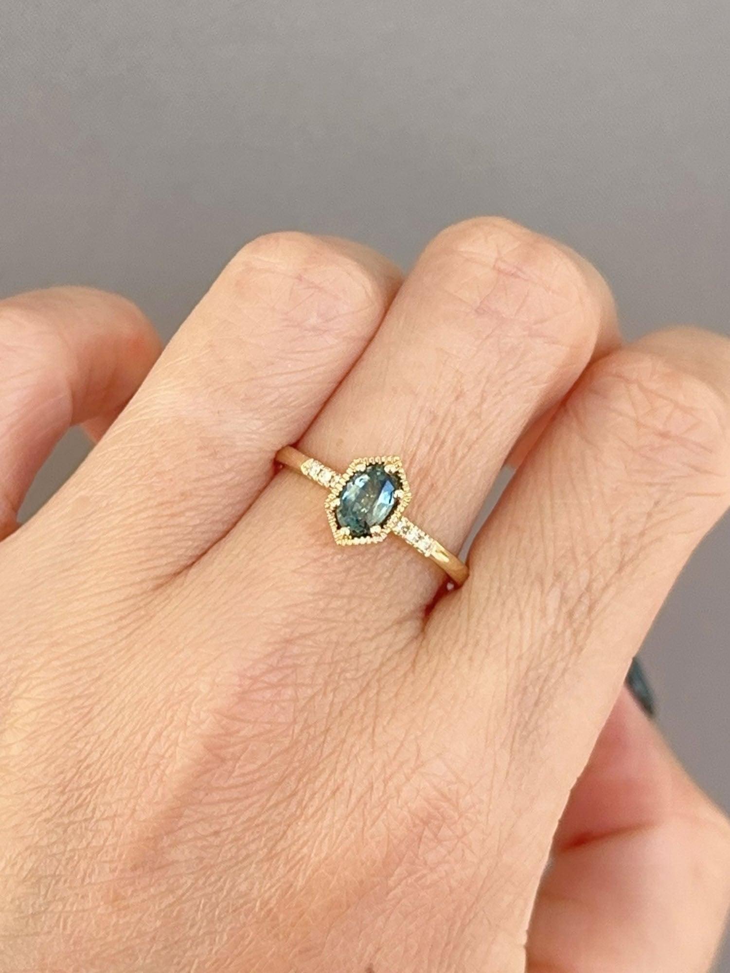 Bague de fiançailles en or jaune 14 carats avec saphir du Montana à monture hexagonale R6758 en vente 2