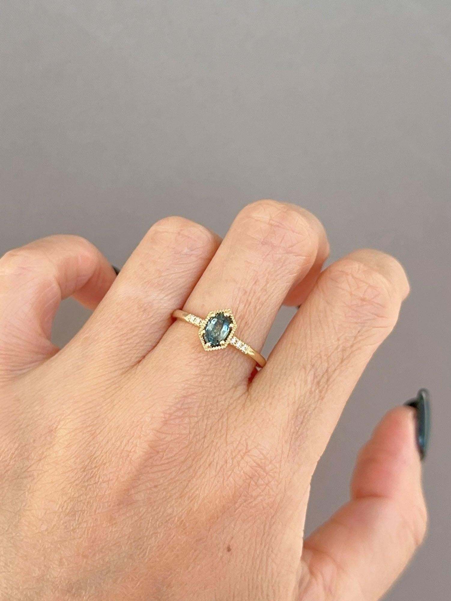 Bague de fiançailles en or jaune 14 carats avec saphir du Montana à monture hexagonale R6758 en vente 3