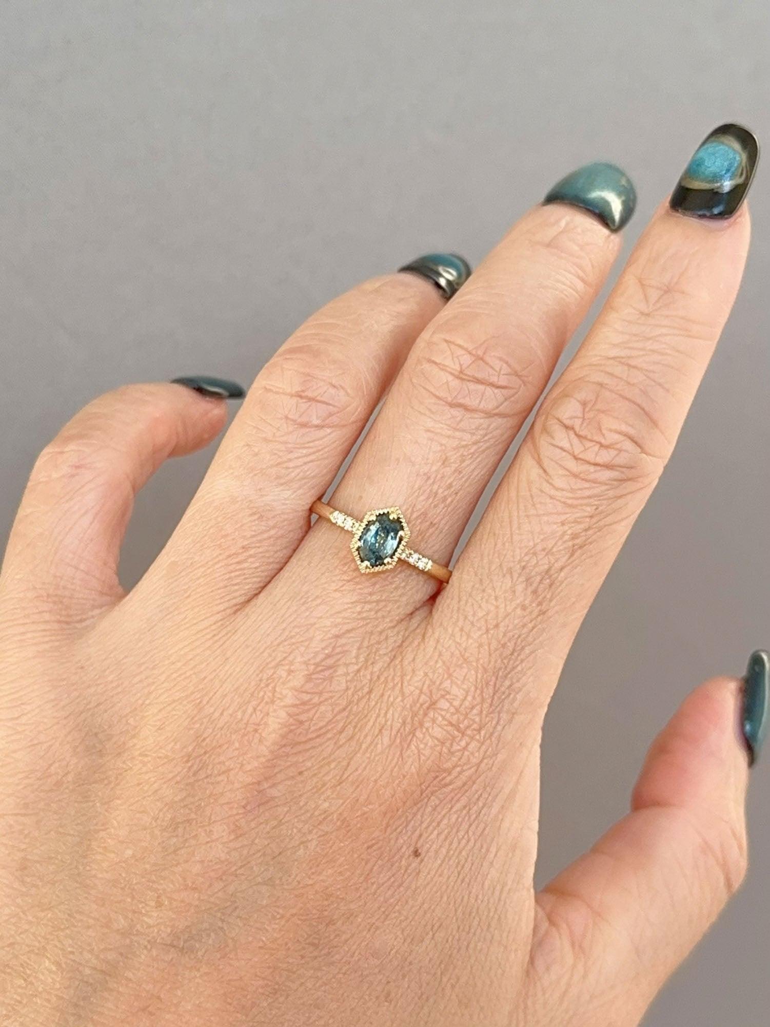 Bague de fiançailles en or jaune 14 carats avec saphir du Montana à monture hexagonale R6758 en vente 4