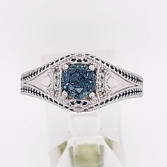 Montana Saphir mit blauen und weißen Saphir-Akzenten aus 18 Karat Weißgold