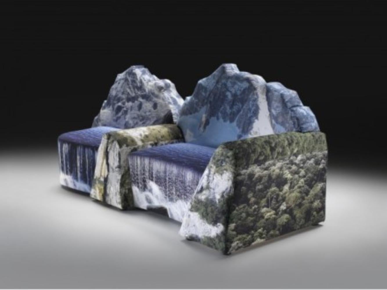 Le canapé modulaire Montanara évoque un paysage de montagne poétique - ses contours blancs comme neige et son revêtement en textile imprimé évoquent des pics, des rochers et des cieux alpins dans un intérieur. Construit en polyuréthane souple et