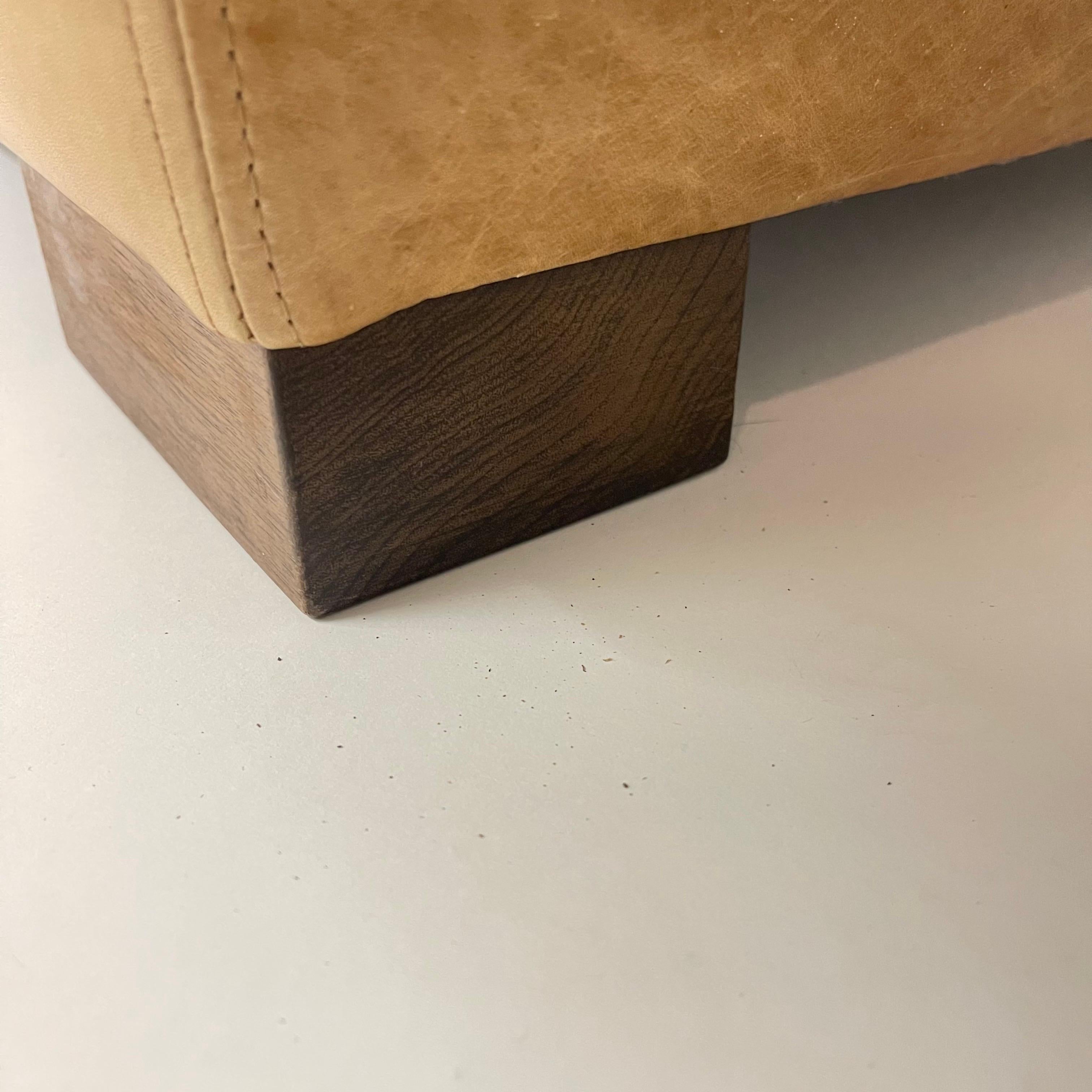 Montauk Sofa Cognac Leder und Nussbaum Smoking Ottomane oder Fußhocker, Kanada 2000er Jahre im Angebot 3