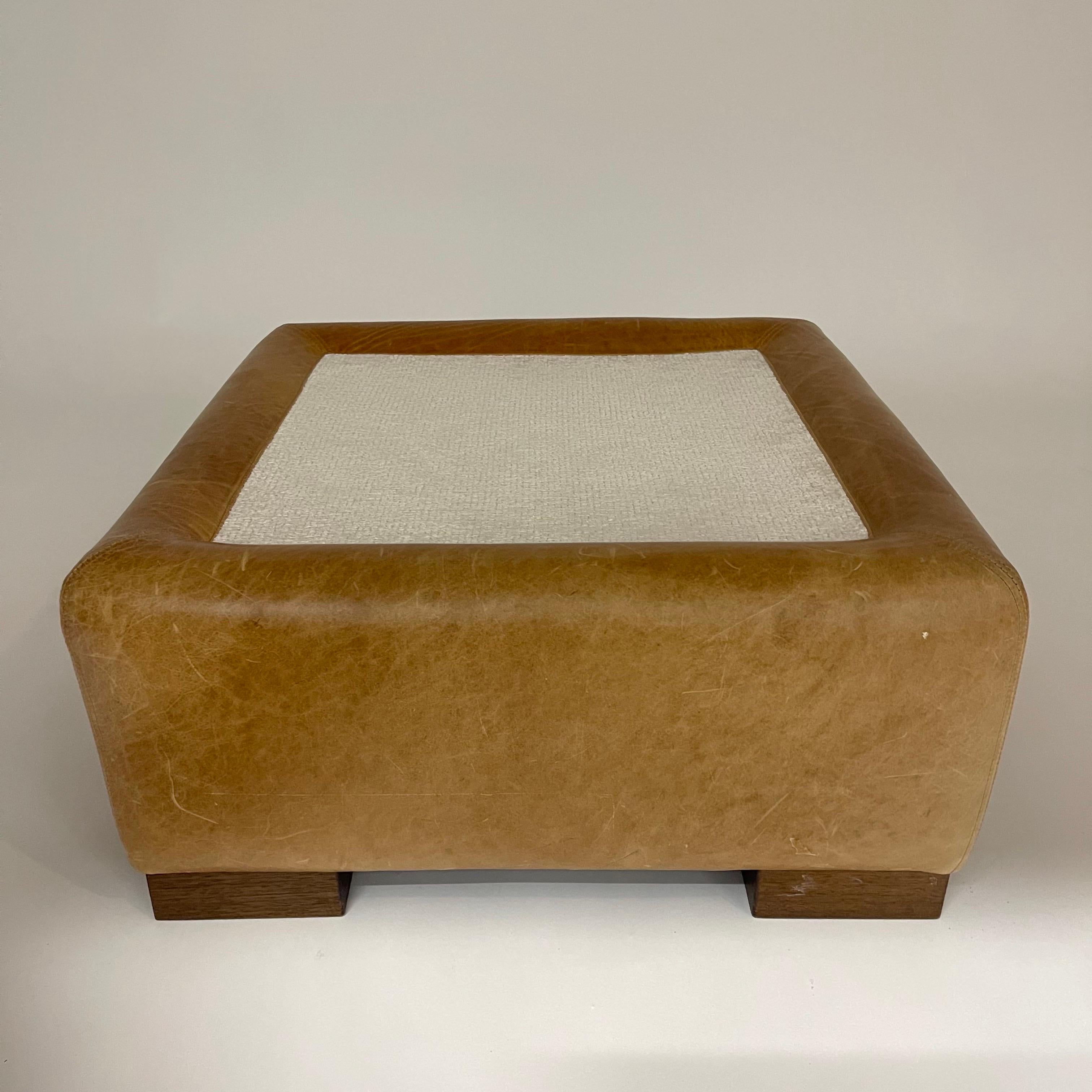 Montauk Sofa Cognac Leder und Nussbaum Smoking Ottomane oder Fußhocker, Kanada 2000er Jahre im Angebot 1