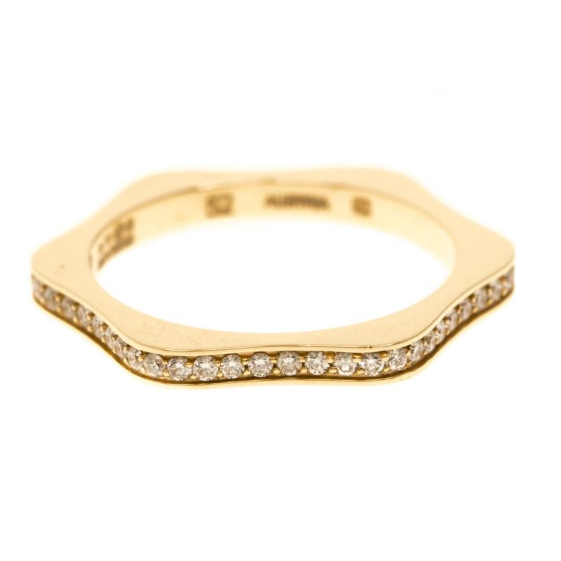 This beautiful ring from Montblanc has been created by the brand's skilled craftsmen with such precision that every line and curve is smoothened to perfection. The ring is sculpted using 18k yellow gold into the shape of the brand's star emblem.